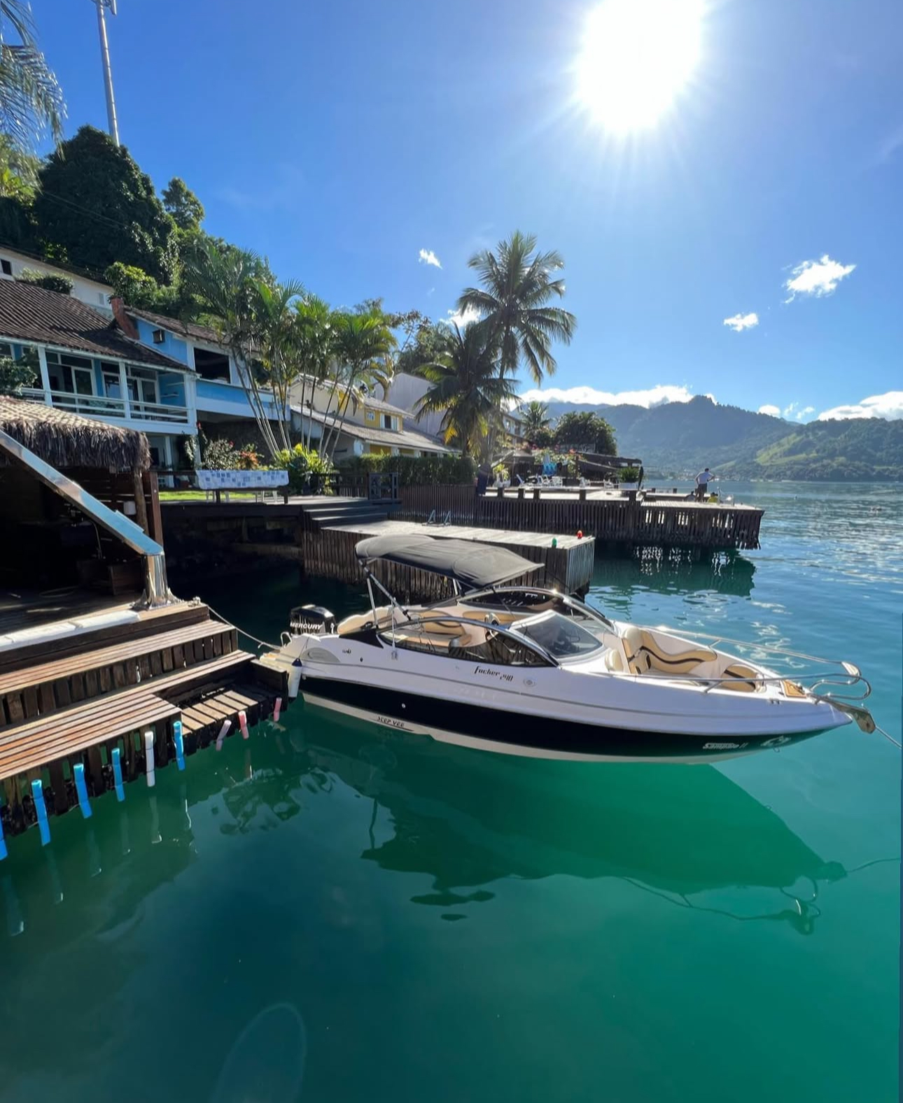 Lancha Focker 24” com Banheiro