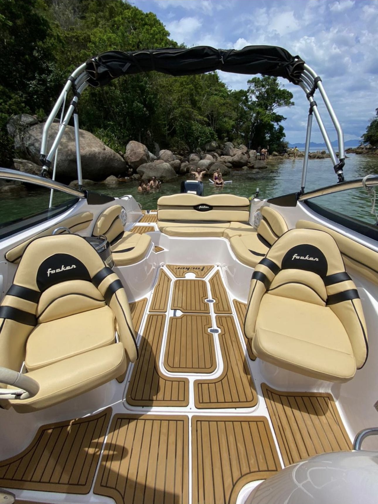 Lancha Focker 24” com Banheiro