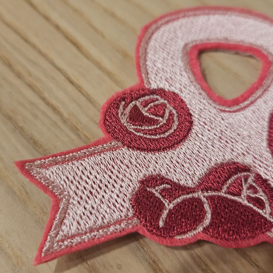 Écusson brodé rose
