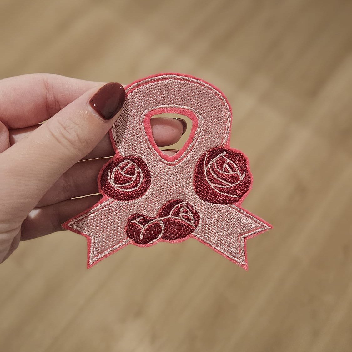 Écusson brodé rose