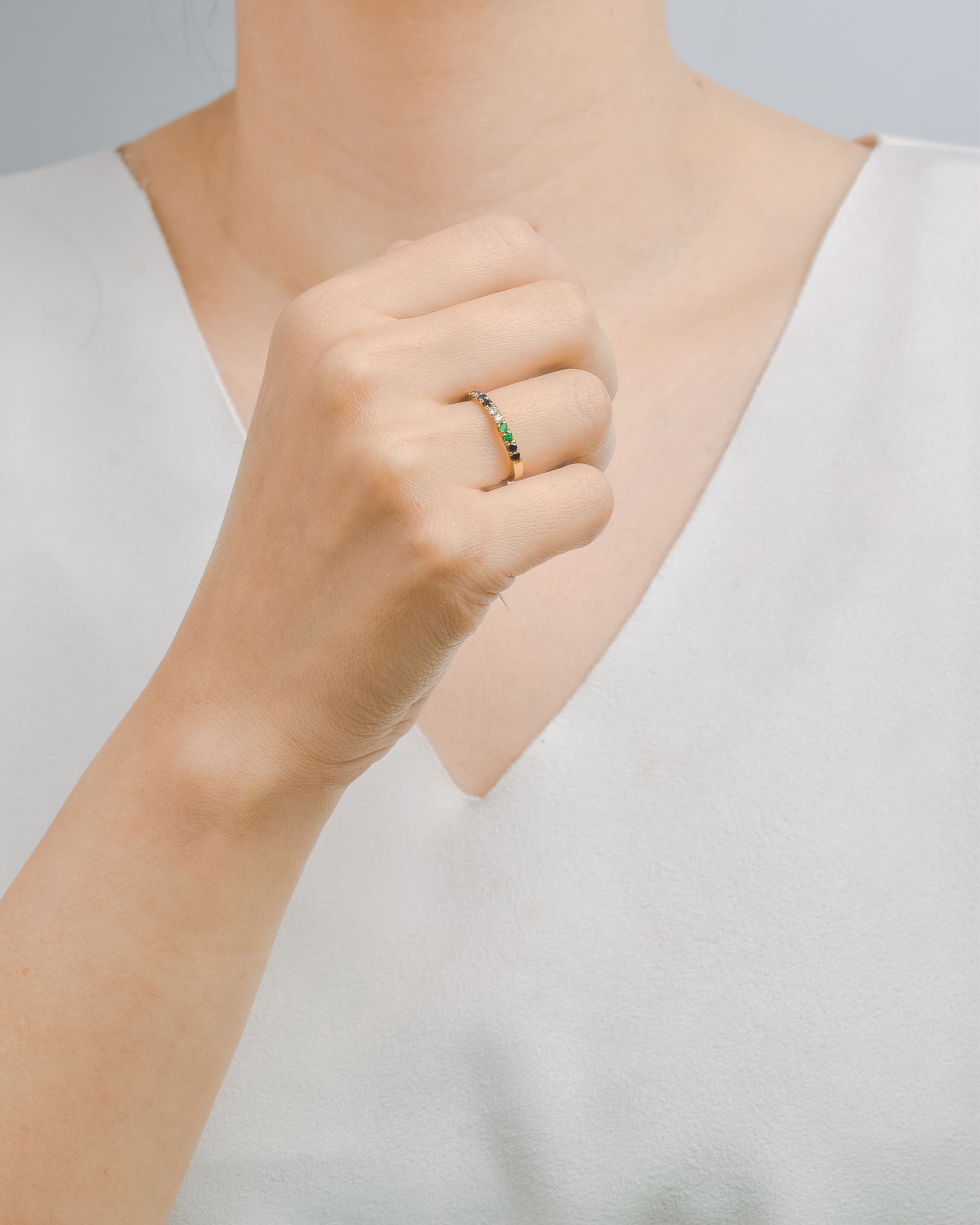 Anillo de piedras preciosas 