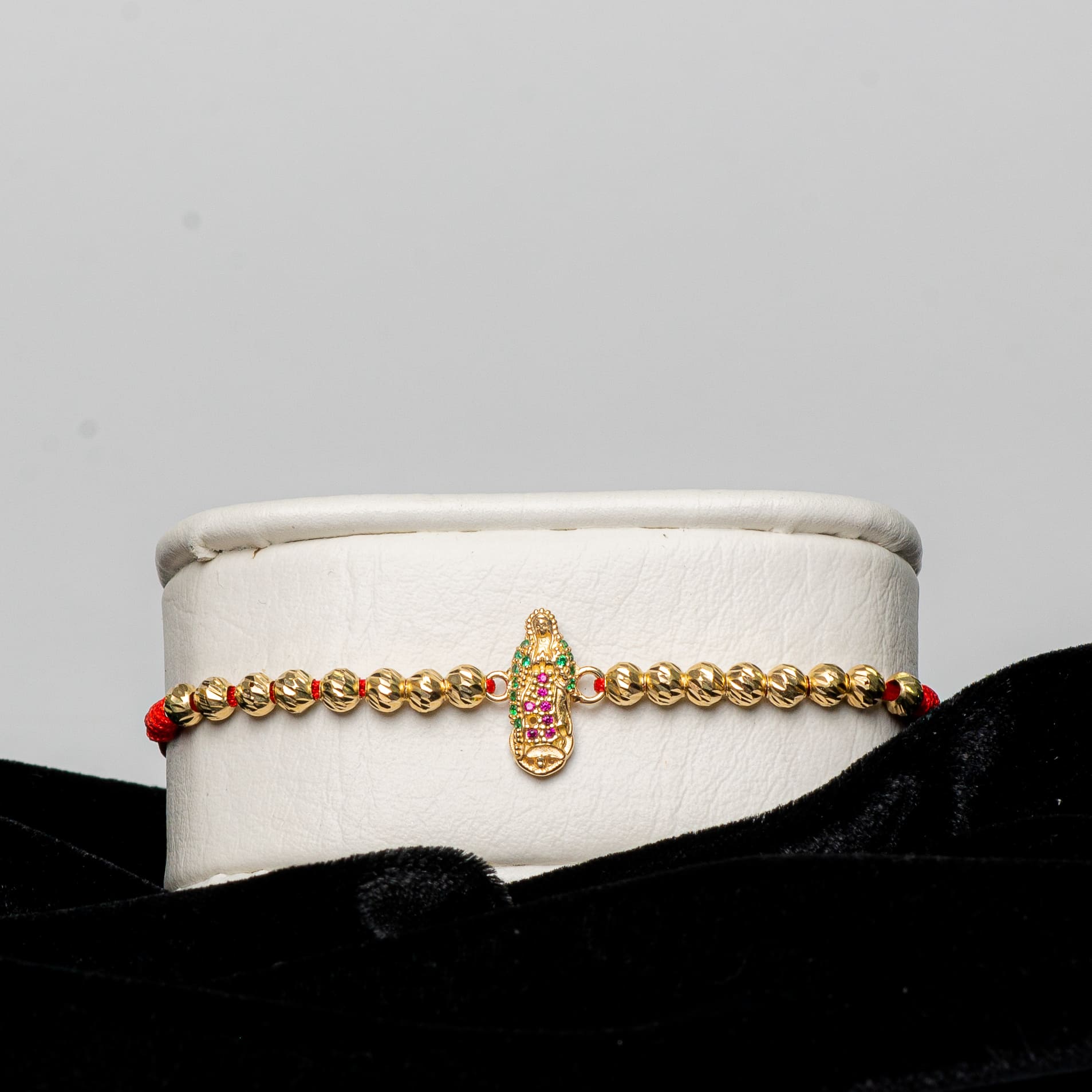 Pulsera Virgen de Guadalupe pequeña con hijo rojo - Oro 18K 