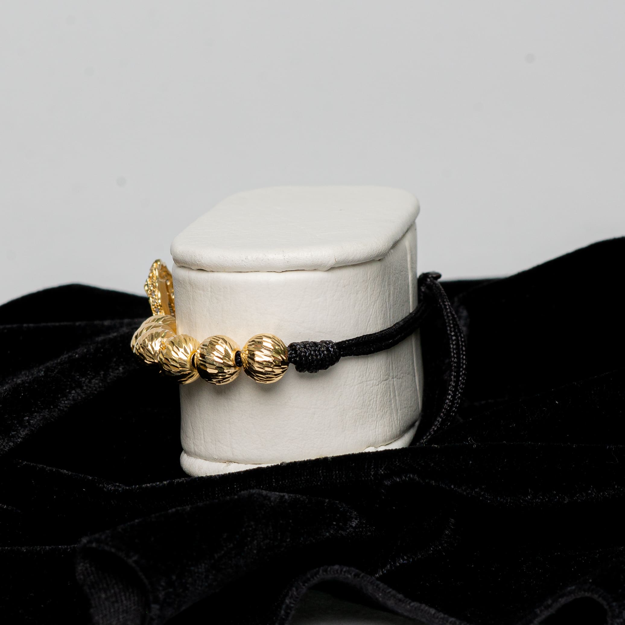 Pulsera Virgen de Guadalupe Grande con hilo negro - Oro 18K 