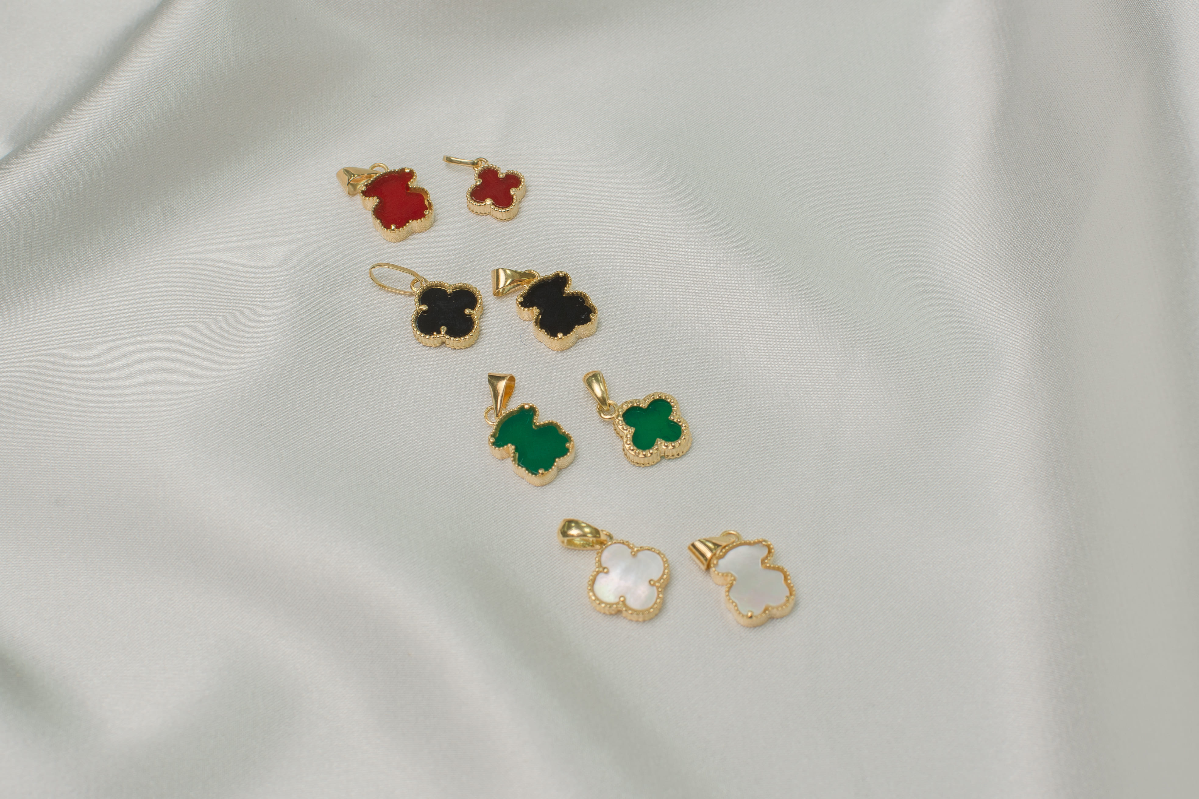 Dijes Circones y oro TOUS y Van Cleef 