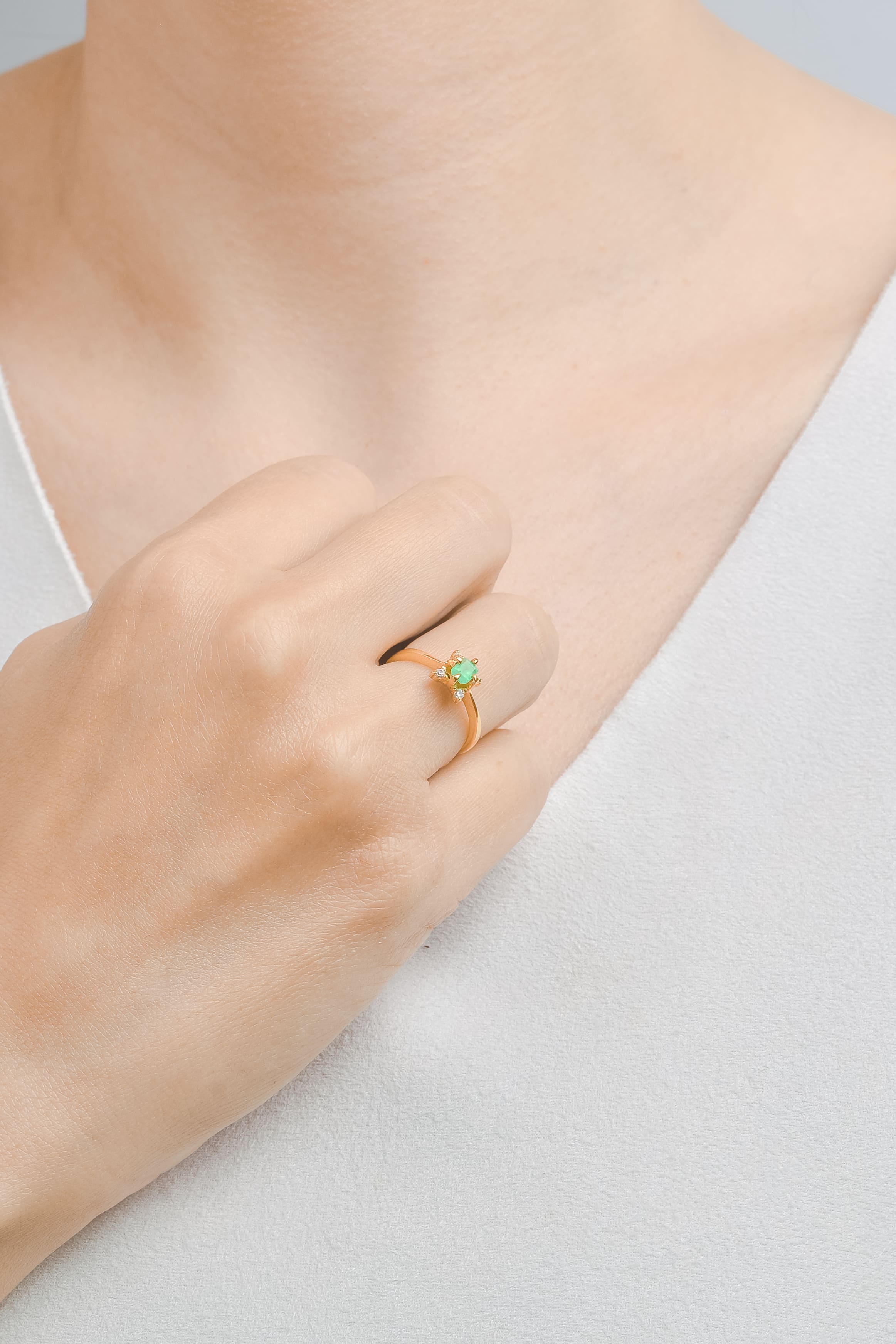 Anillo de compromiso de esmeralda