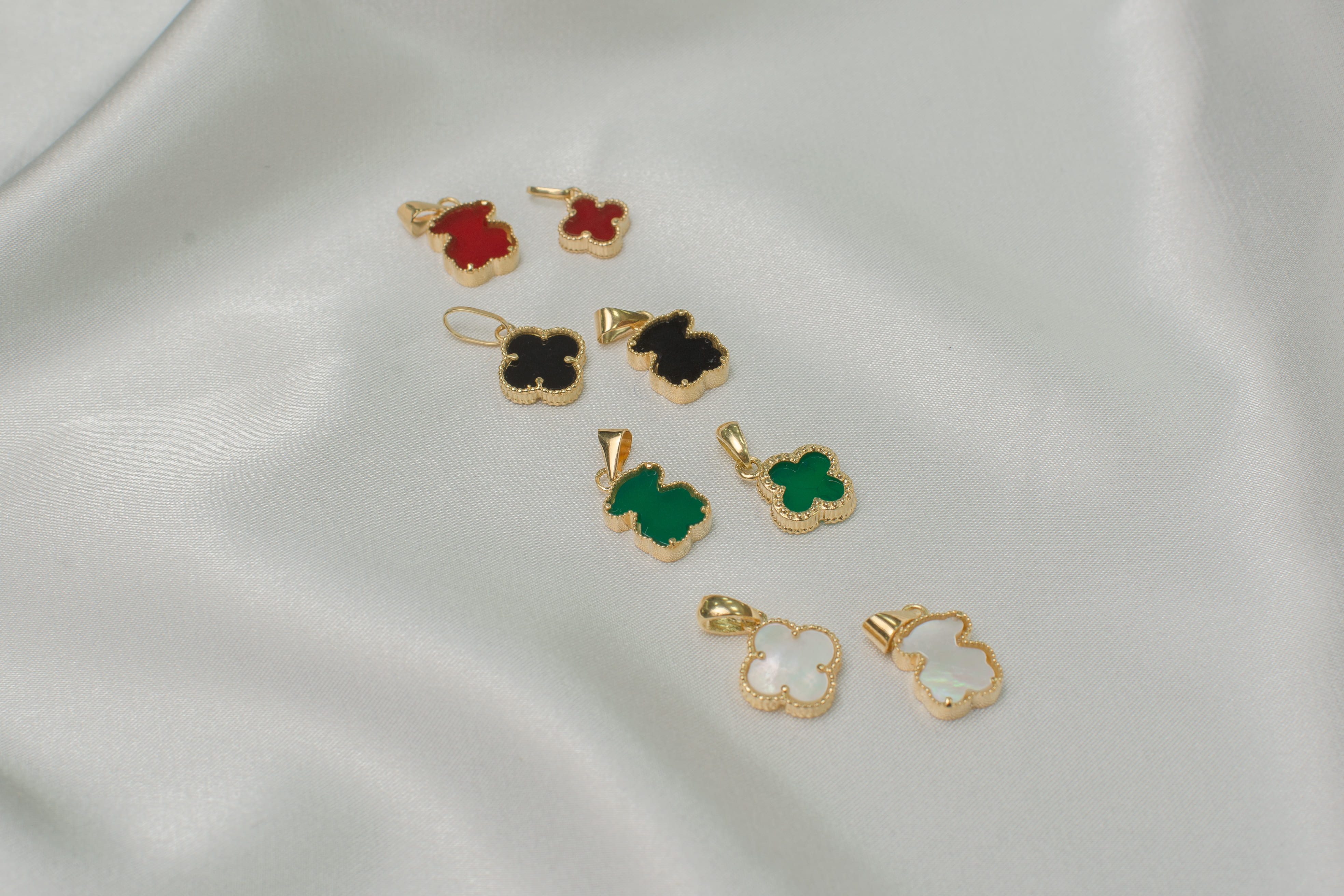 Dijes Circones y oro TOUS y Van Cleef 