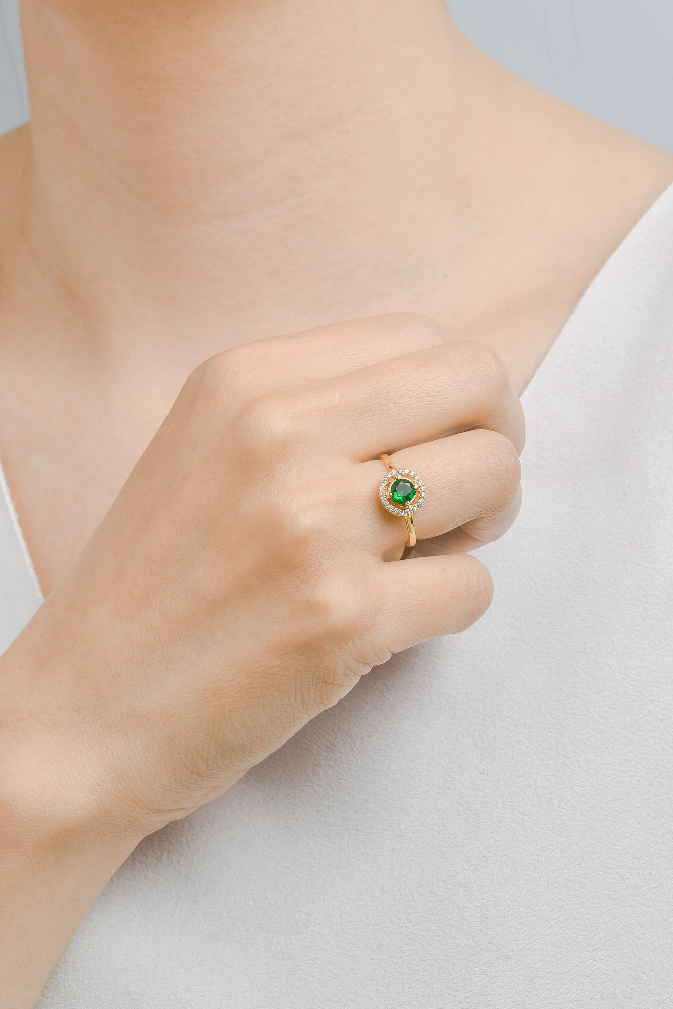 Anillo de esmeralda tipo corona