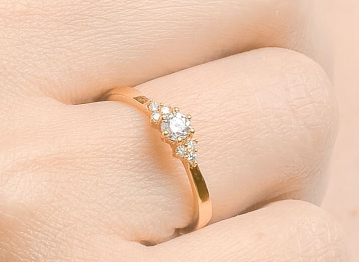 Anillo de diamantes pidra grande y trio en costados