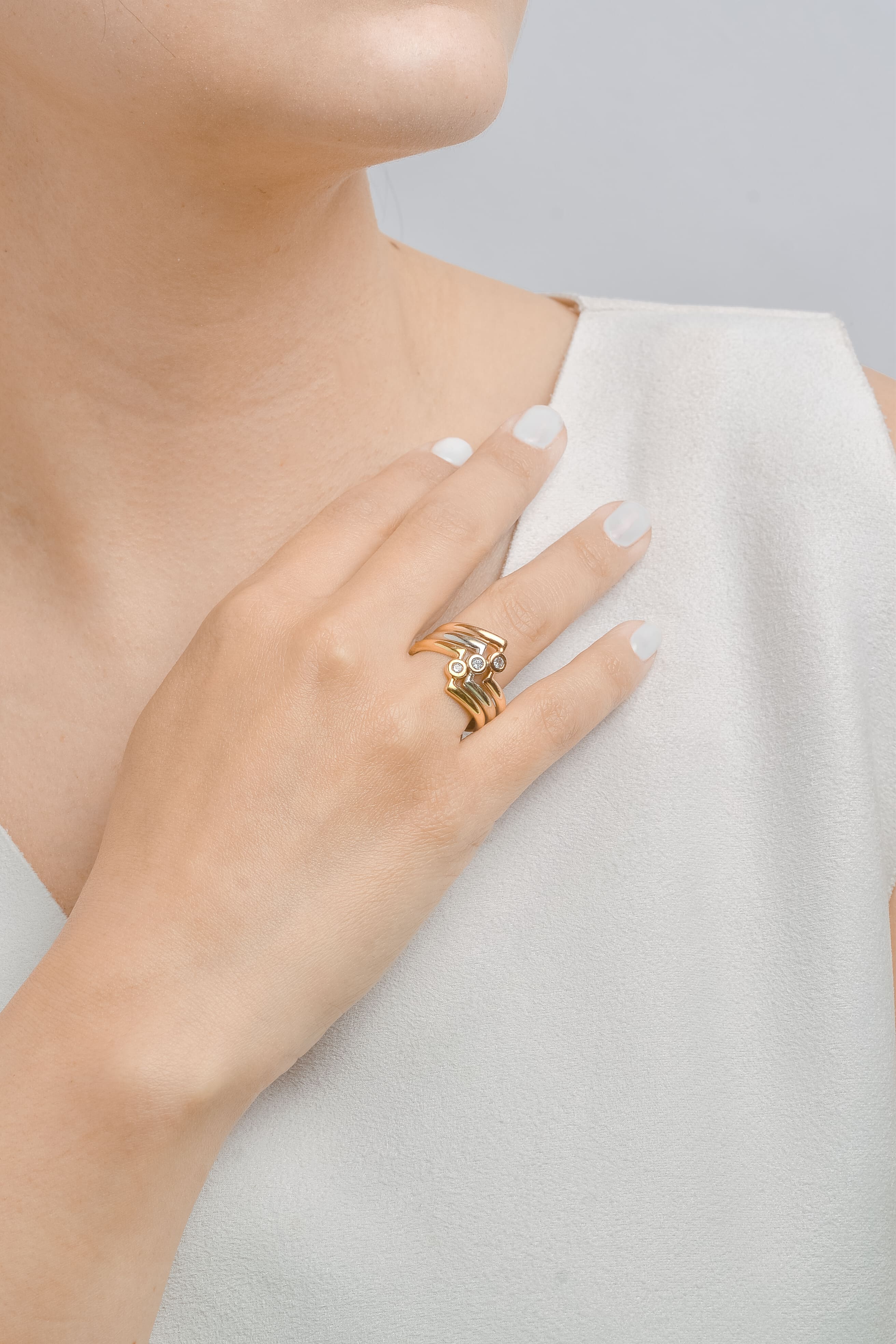 Anillo 3 oros en lineas  con brillantes Sofisticada