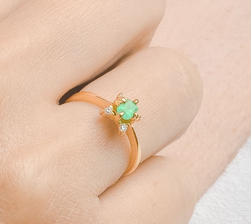 Anillo de compromiso de esmeralda
