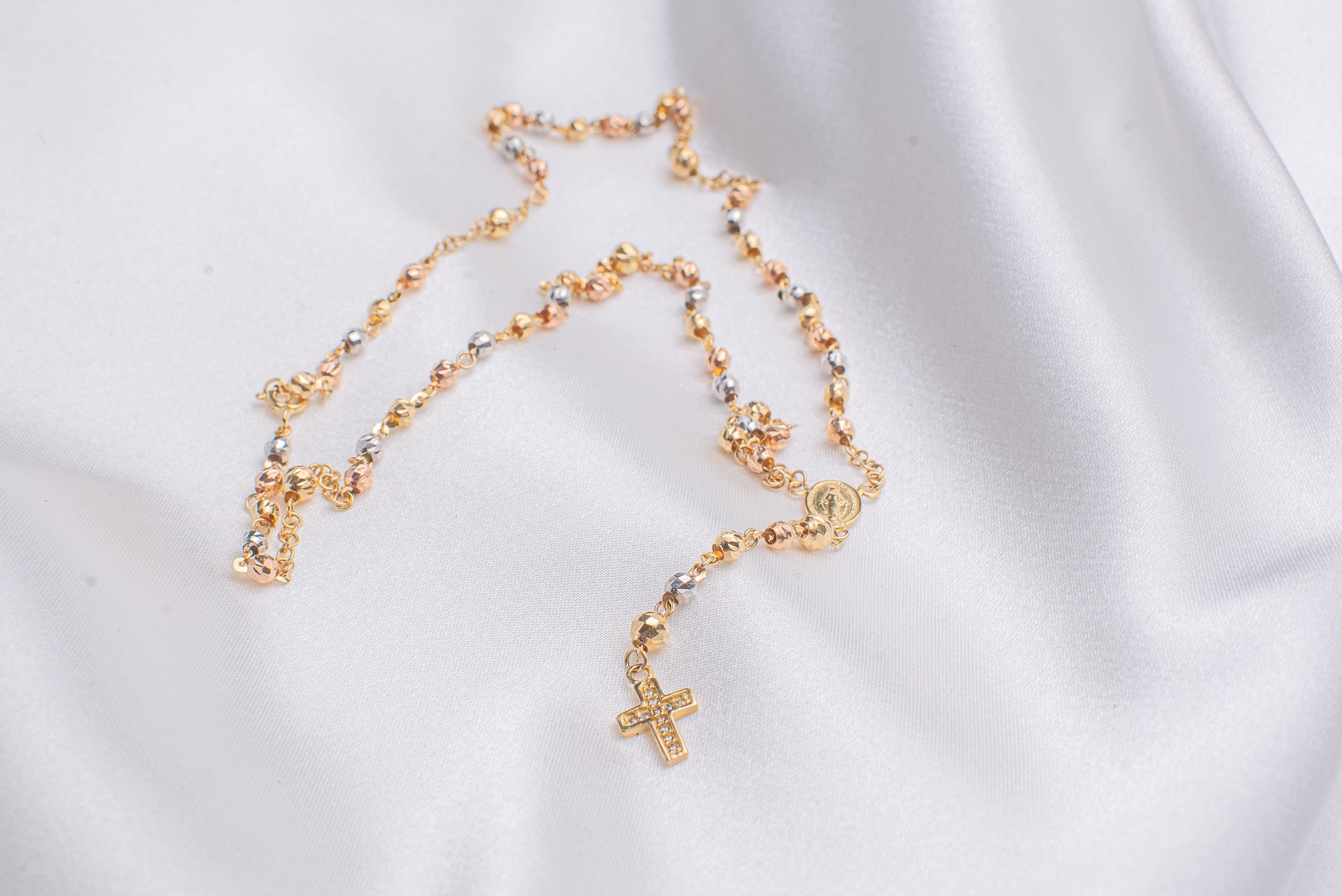 Rosario Tres Oros Delgado Esferas Texturizadas Oro 18K