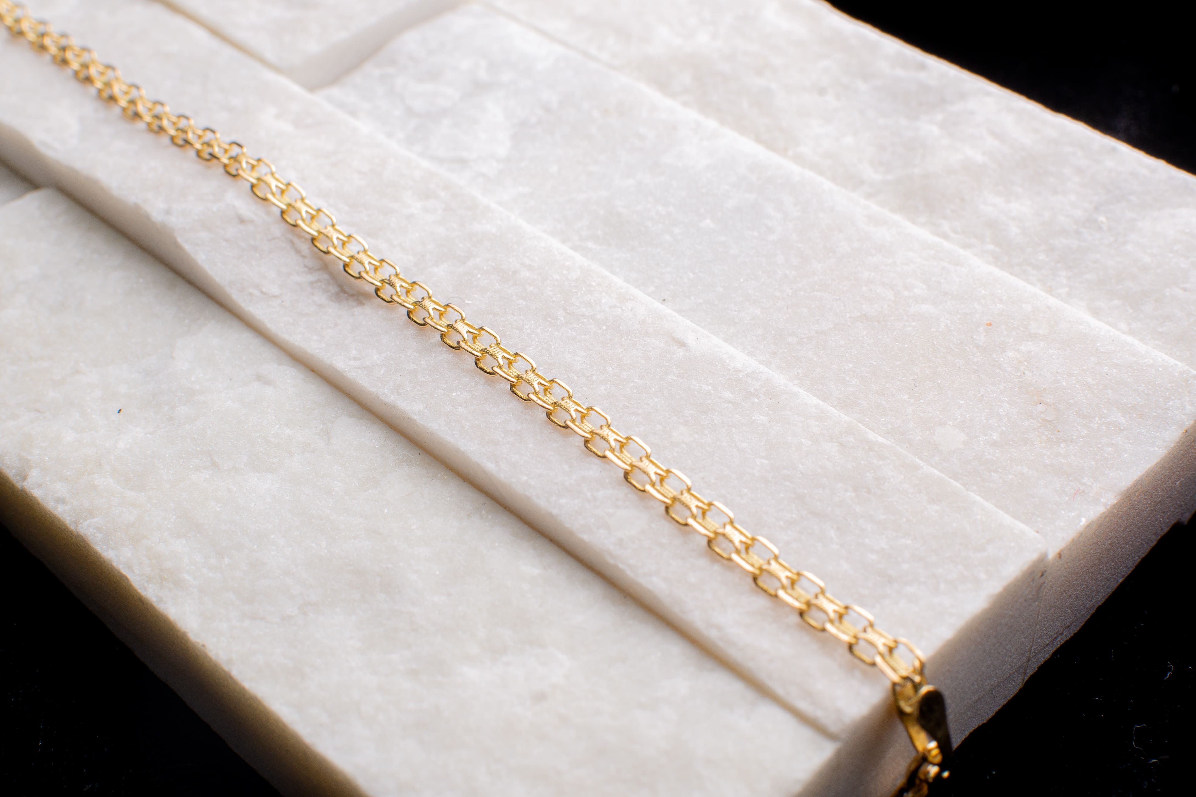 Pulsera Chino Oro 18K Elegante Atemporal