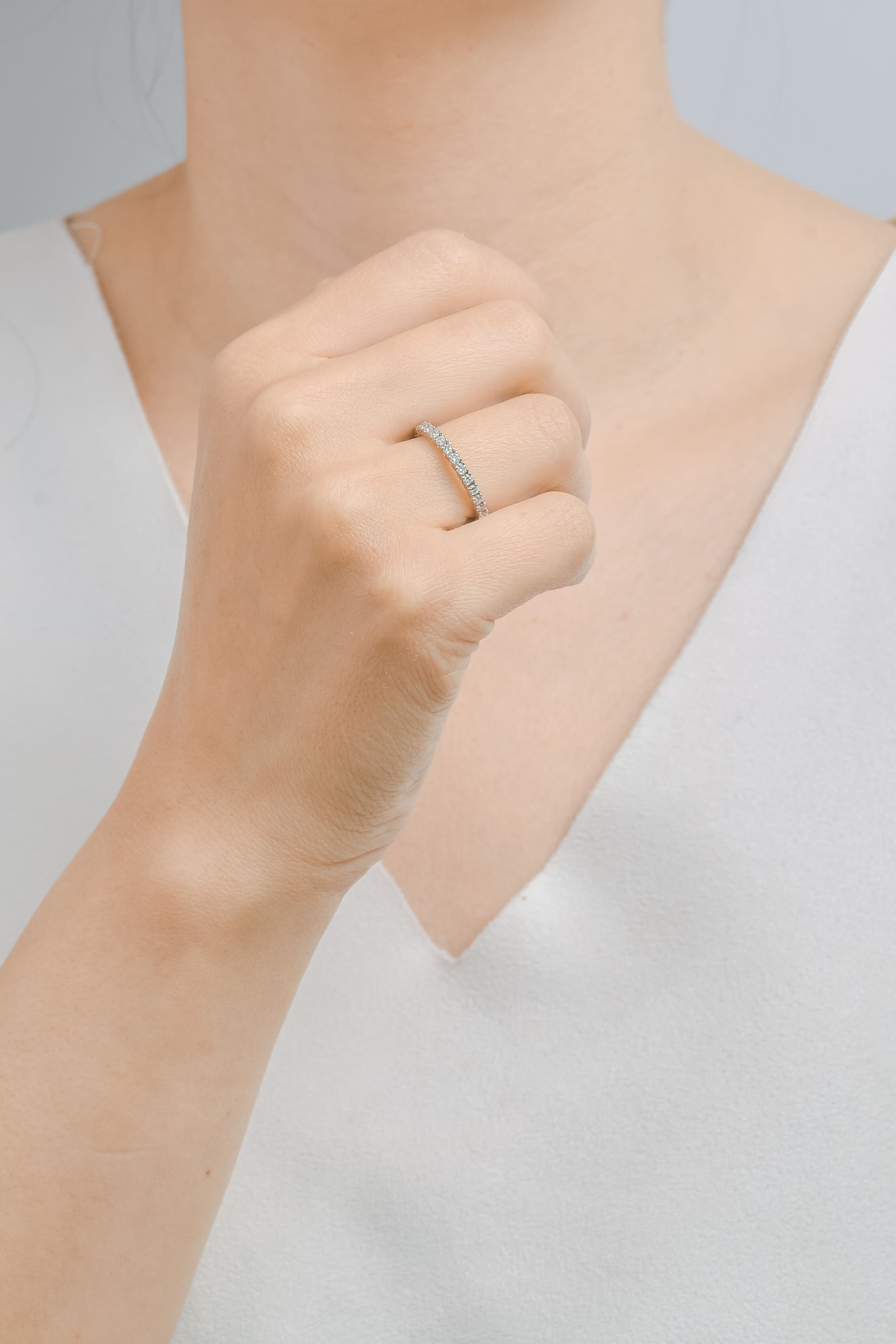 Anillo en línea sencilla de diamantes medianos