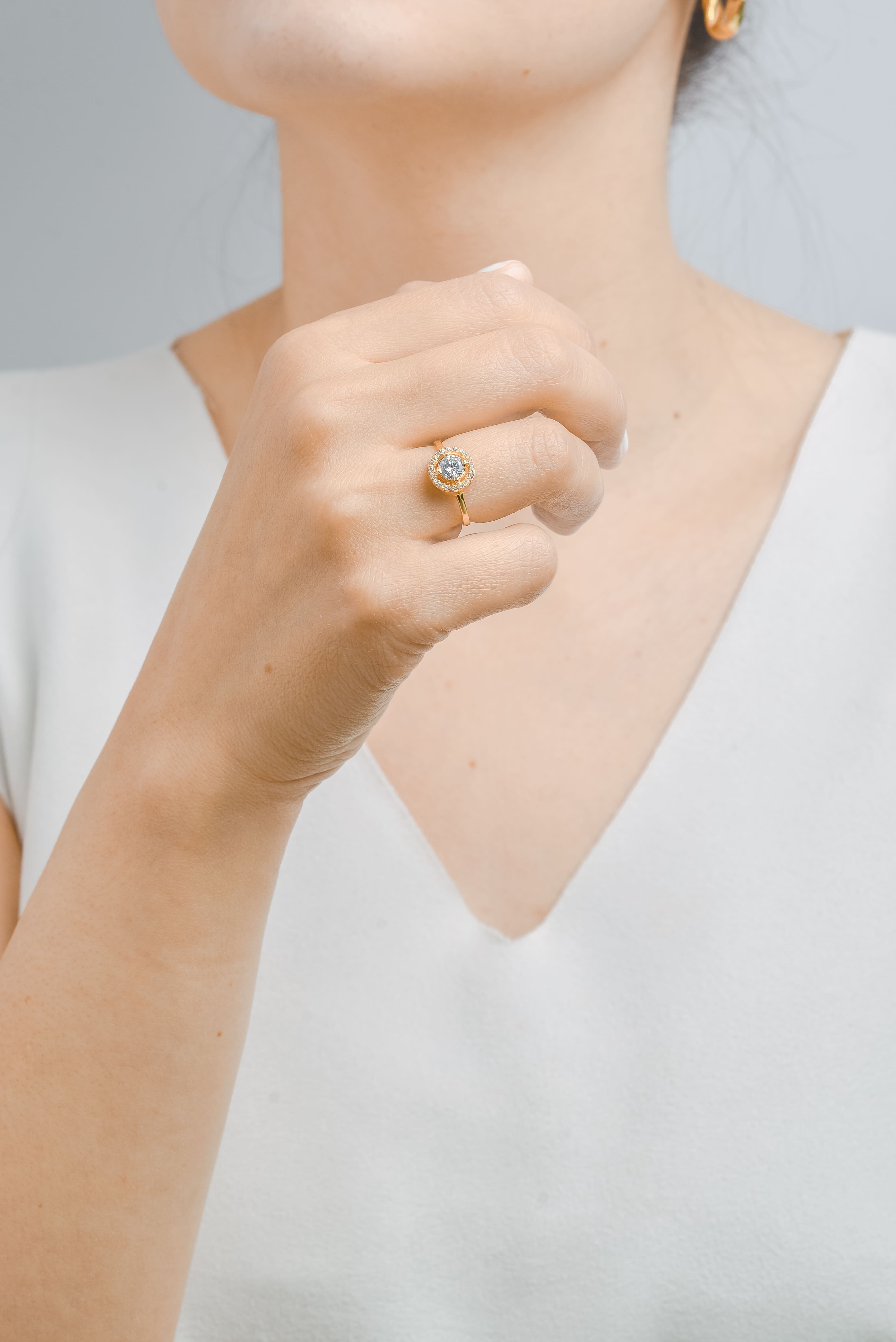 Anillo Diamante con circunferencia oro de 18k Exclusivo  