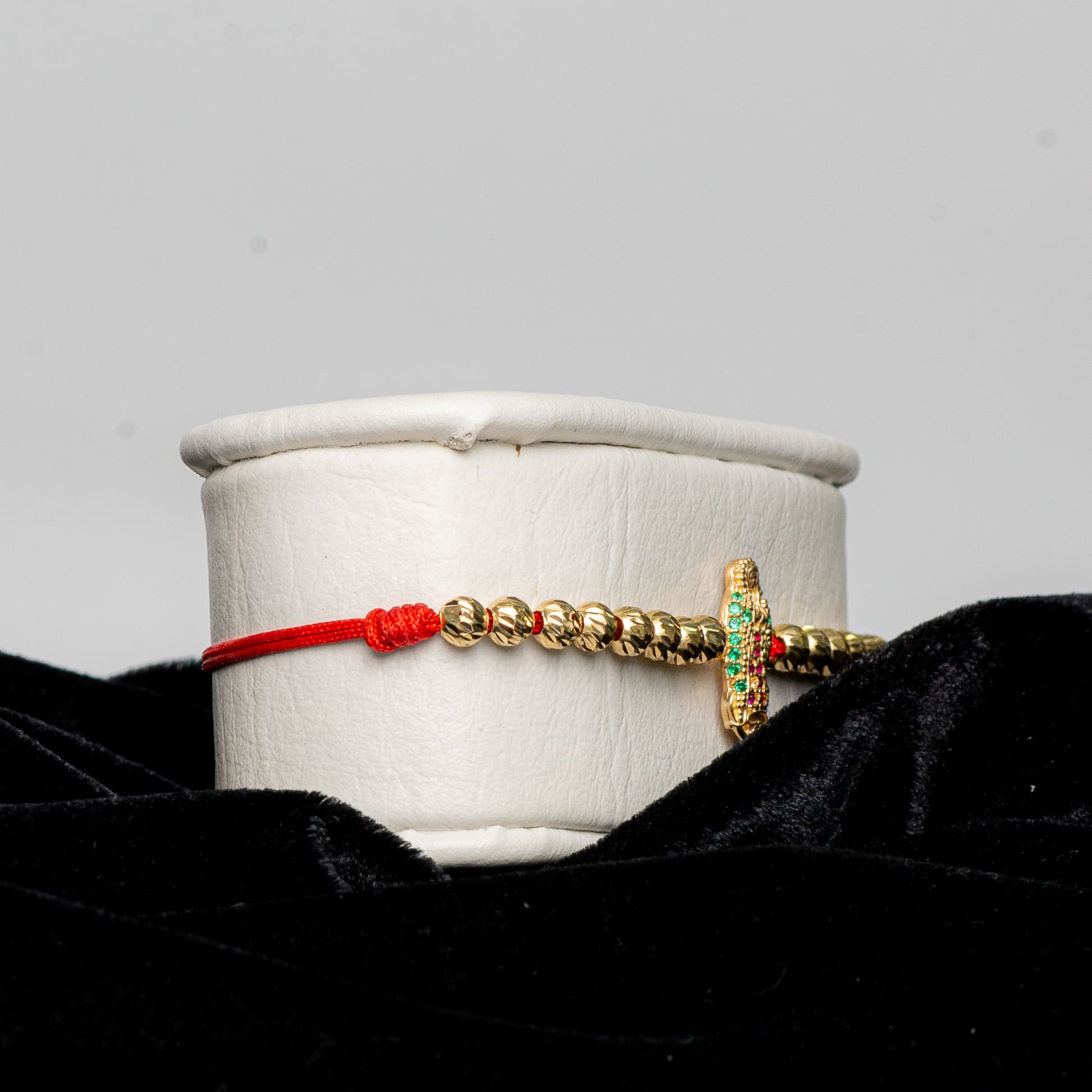 Pulsera Virgen de Guadalupe pequeña con hijo rojo - Oro 18K 