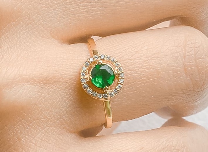 Anillo de esmeralda tipo corona