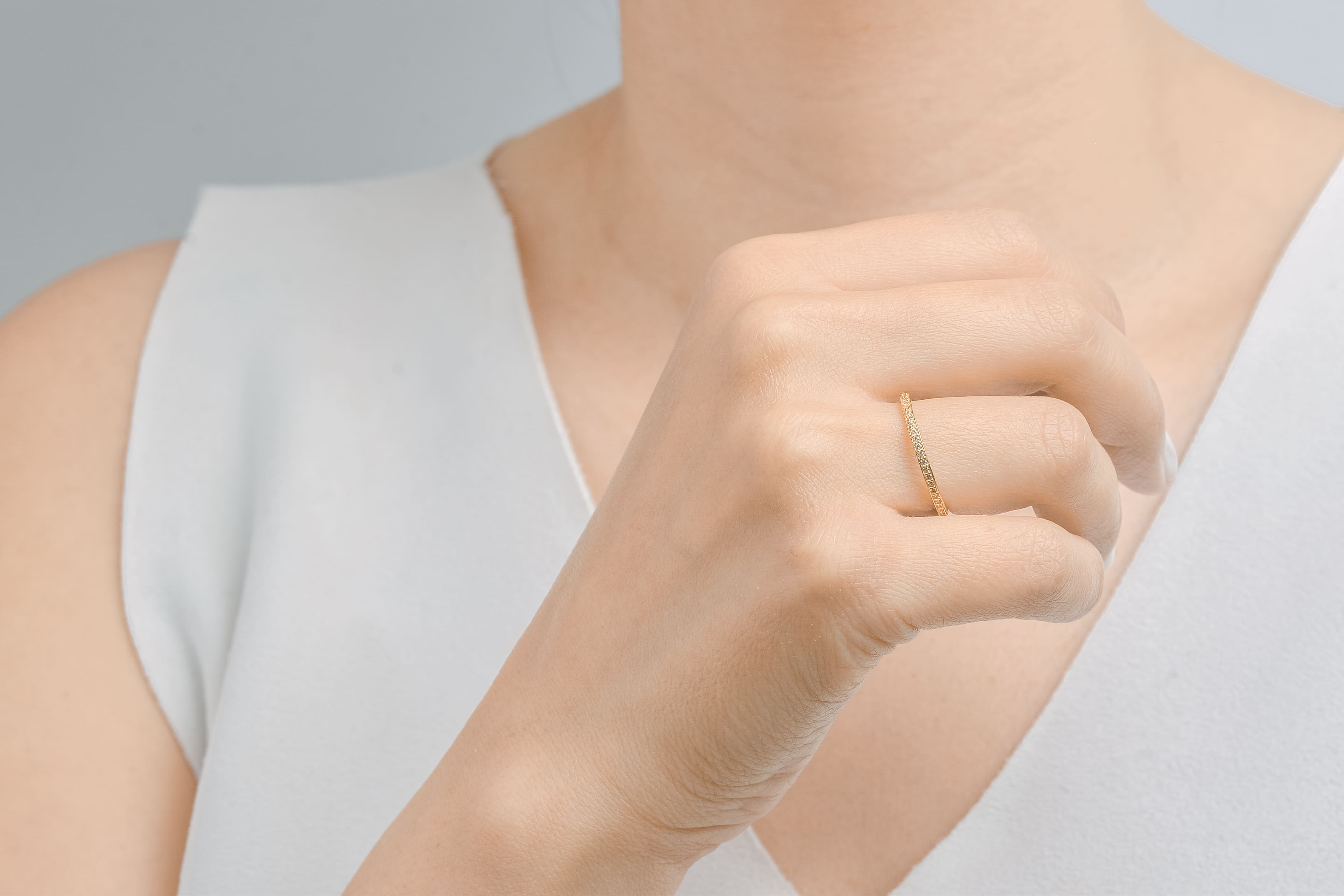 Anillo en línea sencilla de diamantes pequeños