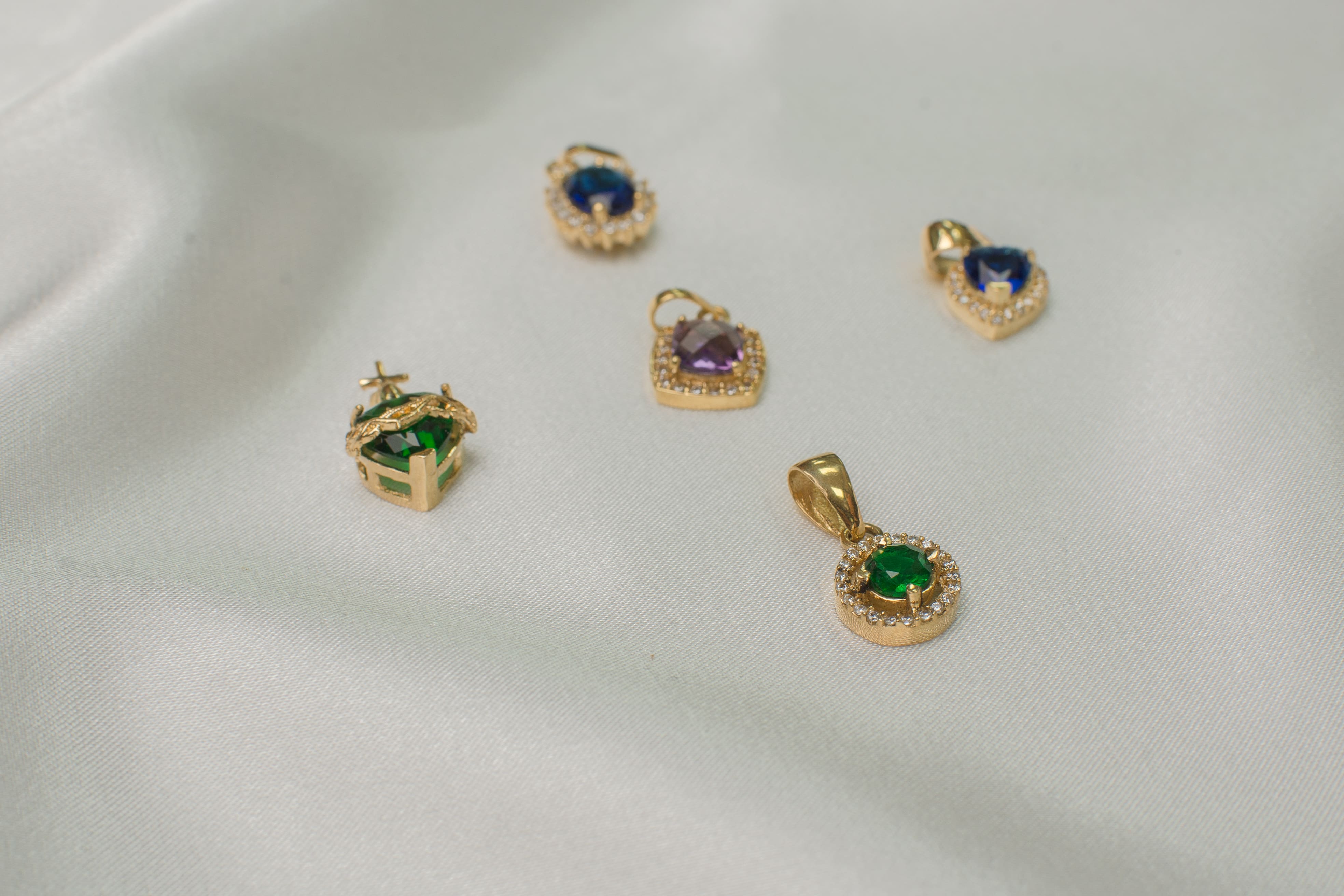 Dijes en circones Azul, Verde y morado 