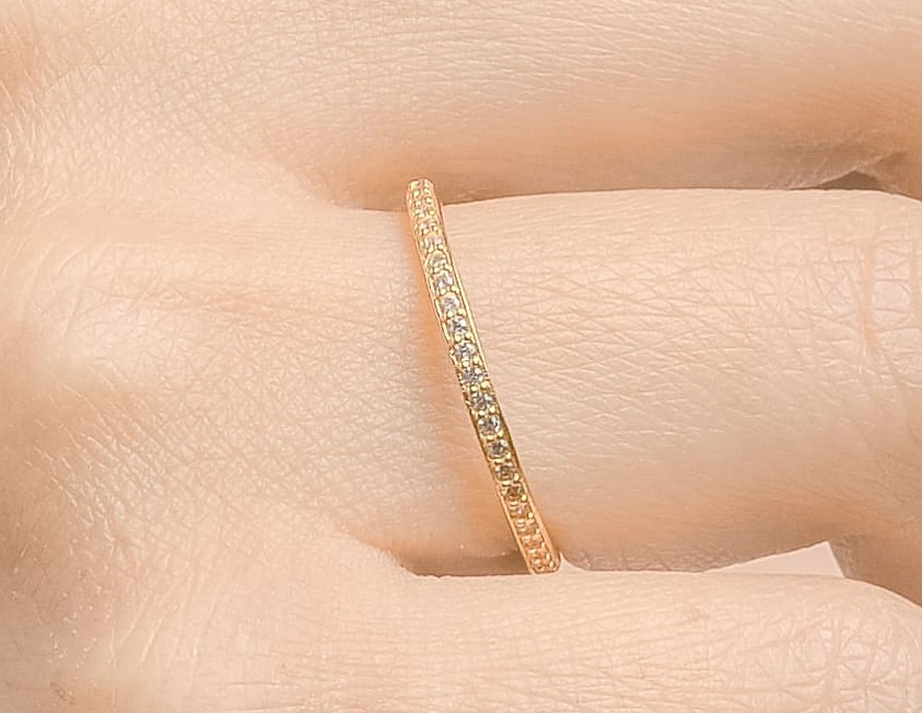Anillo en línea sencilla de diamantes pequeños