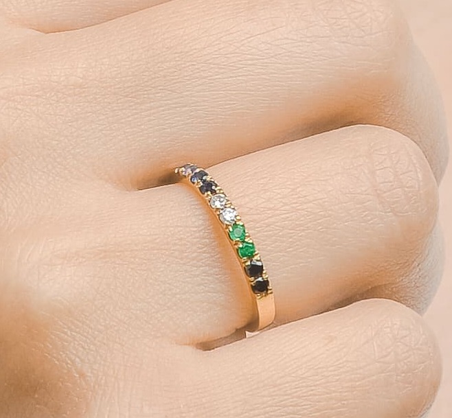 Anillo de piedras preciosas 