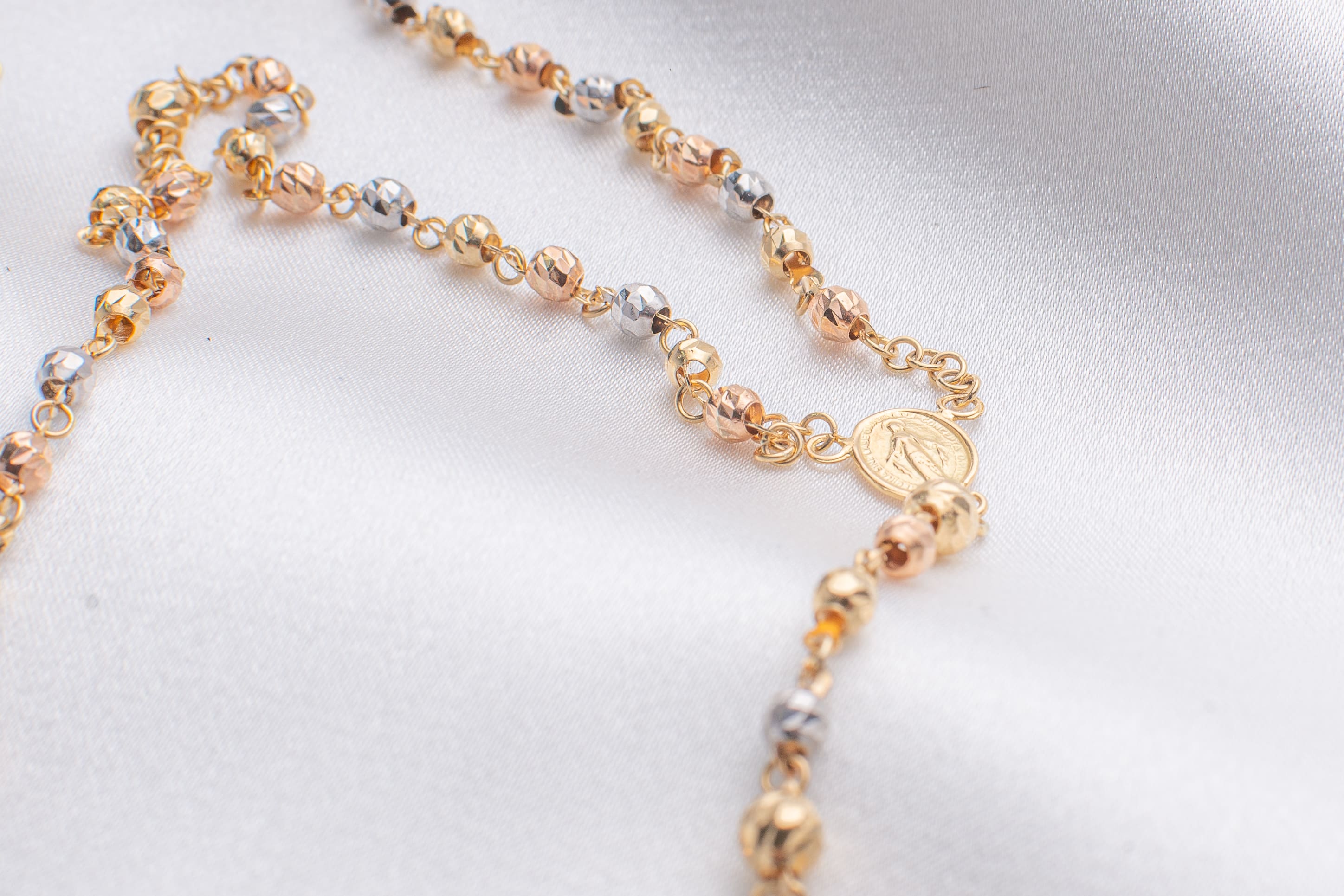 Rosario Tres Oros Delgado Esferas Texturizadas Oro 18K