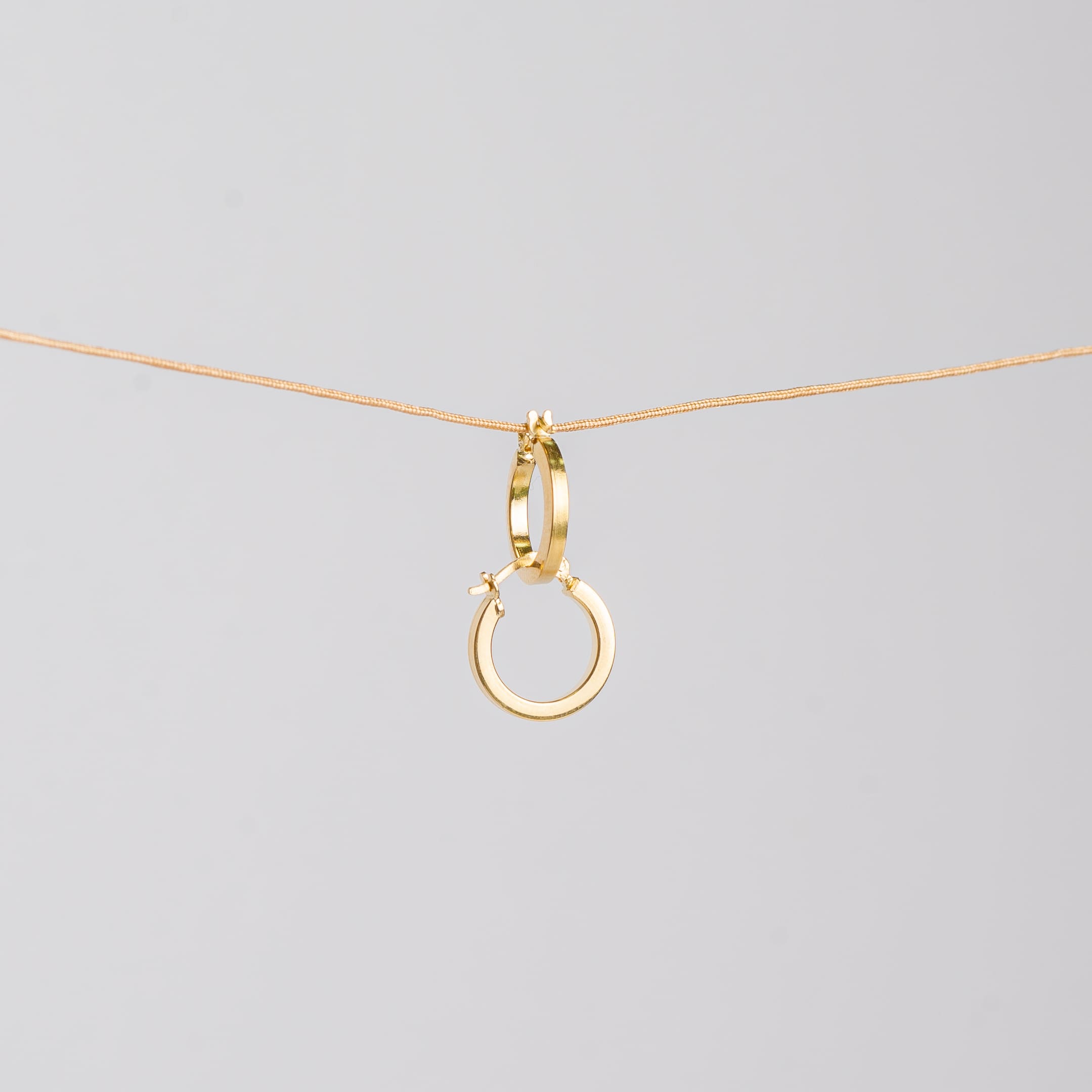 Candongas lisa cuadrada Oro 18K Delicada