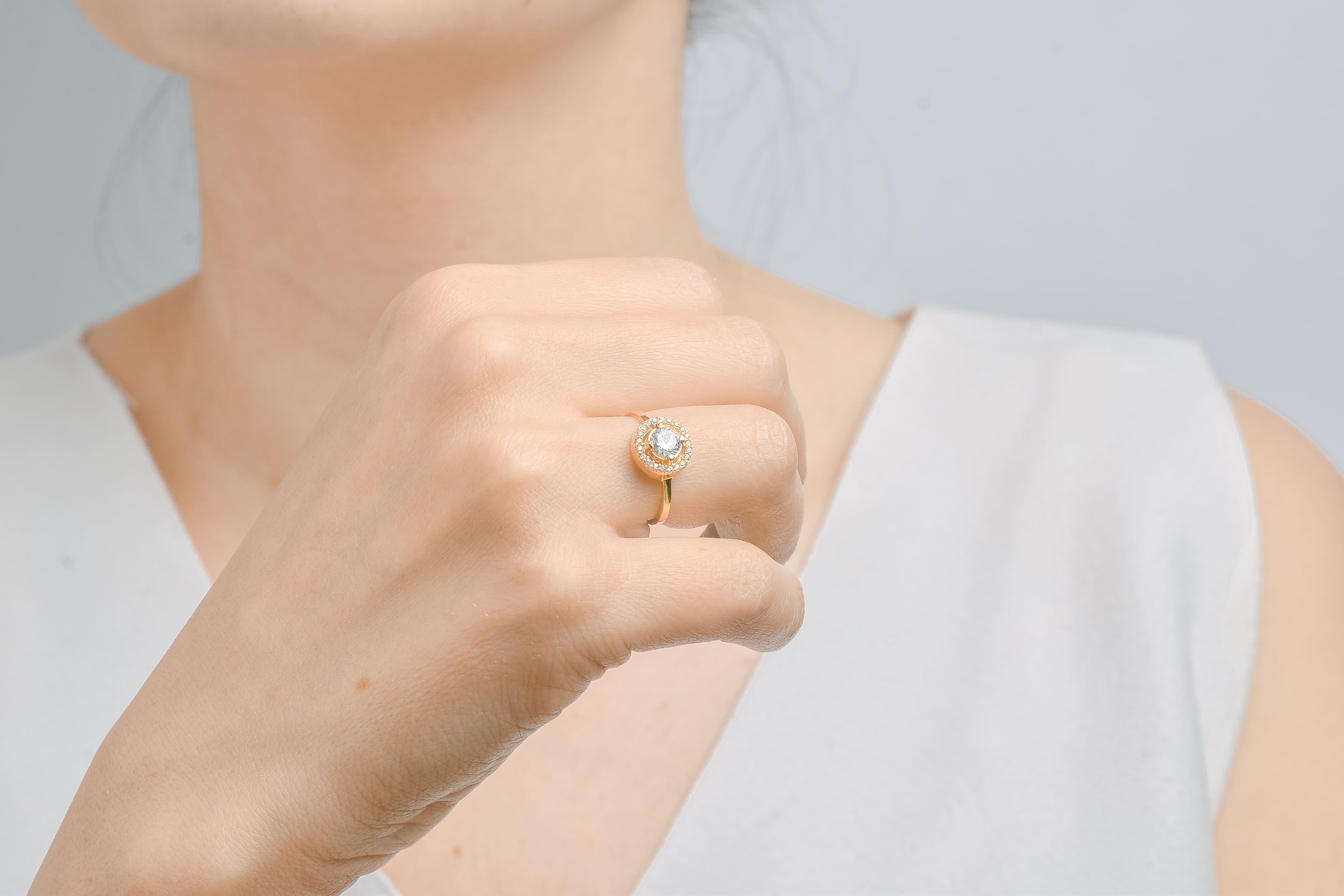 Anillo Diamante con circunferencia oro de 18k Exclusivo  