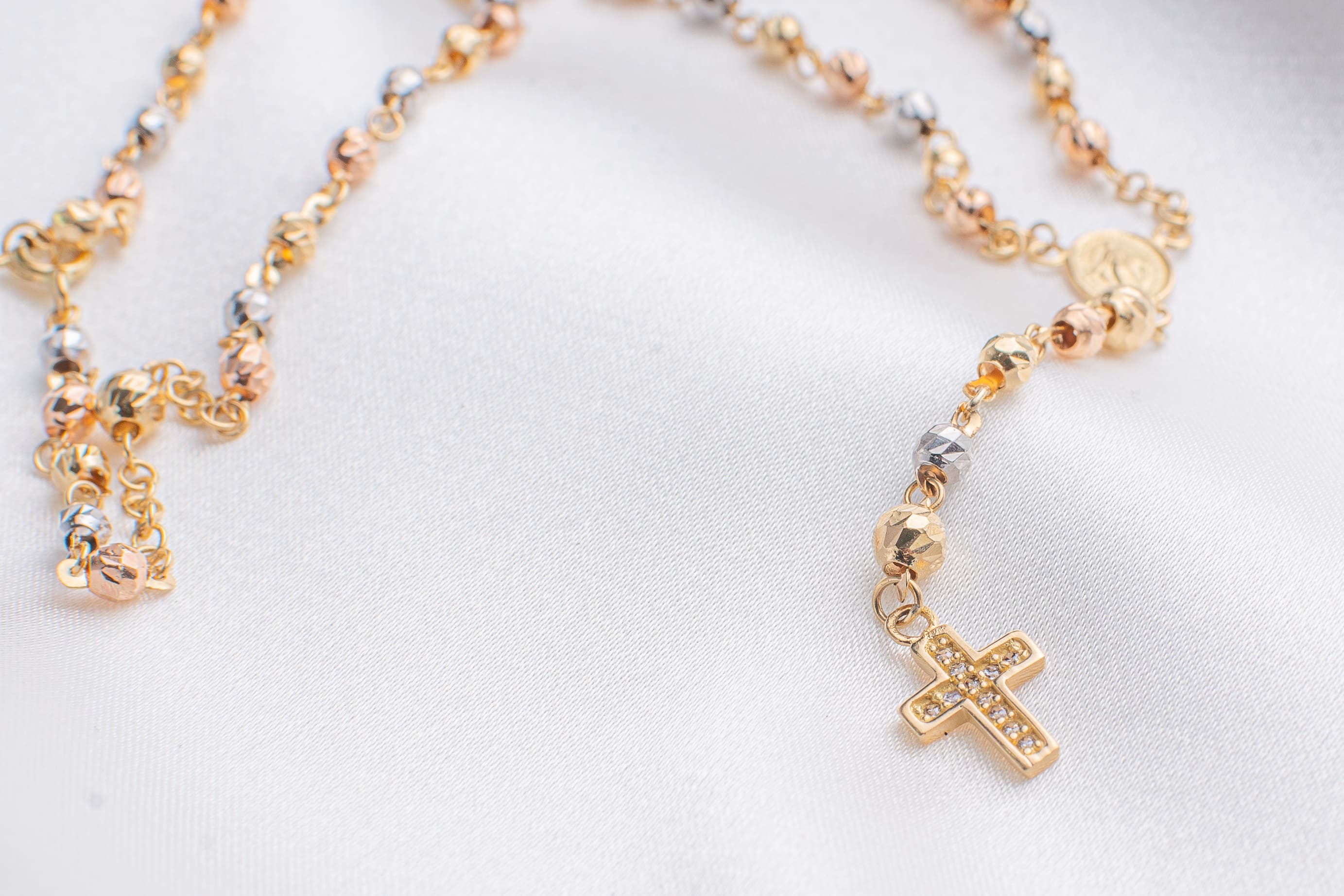 Rosario Tres Oros Delgado Esferas Texturizadas Oro 18K