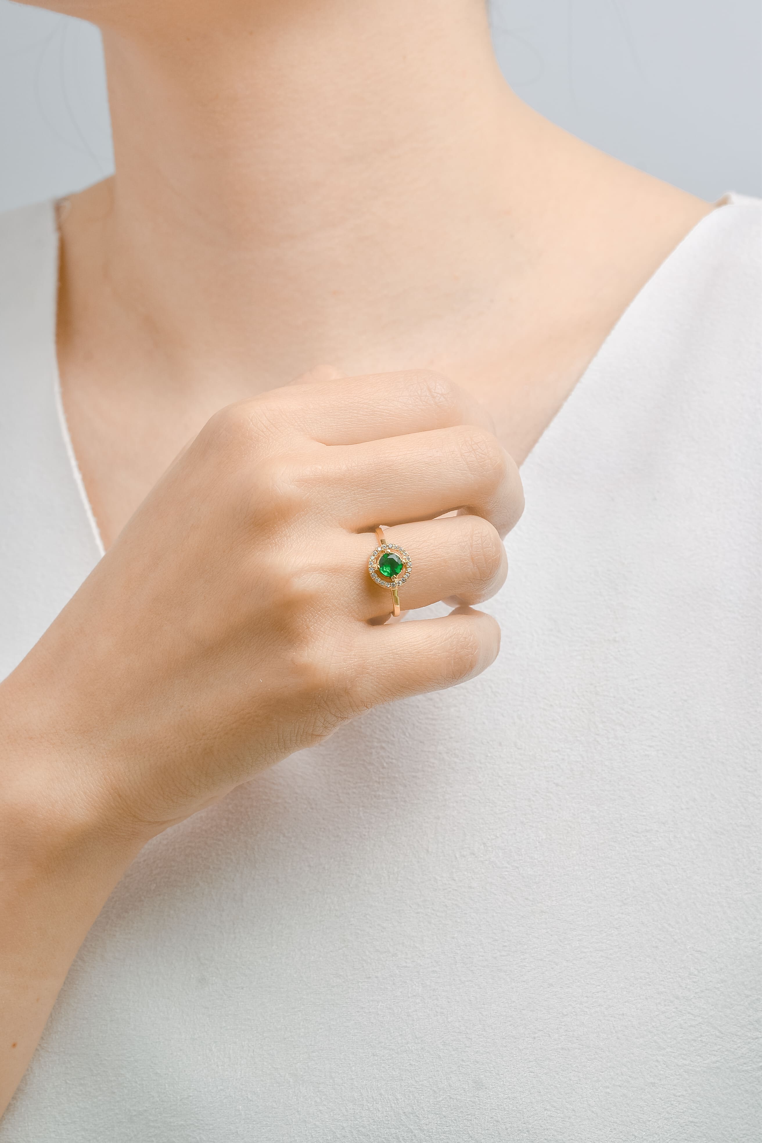 Anillo de esmeralda tipo corona