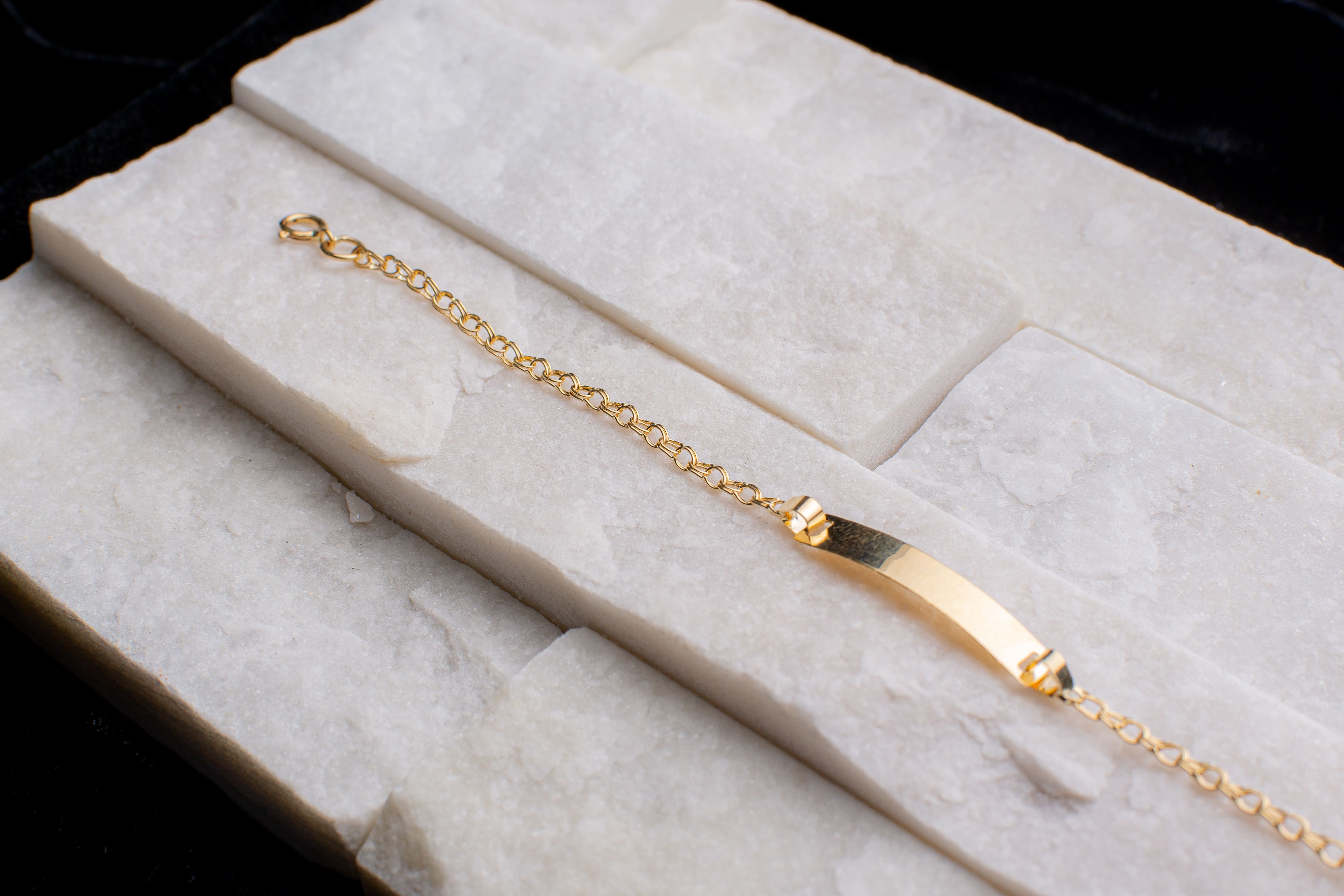 Pulsera Clásica con Placa Bebé Oro 18K Macizo