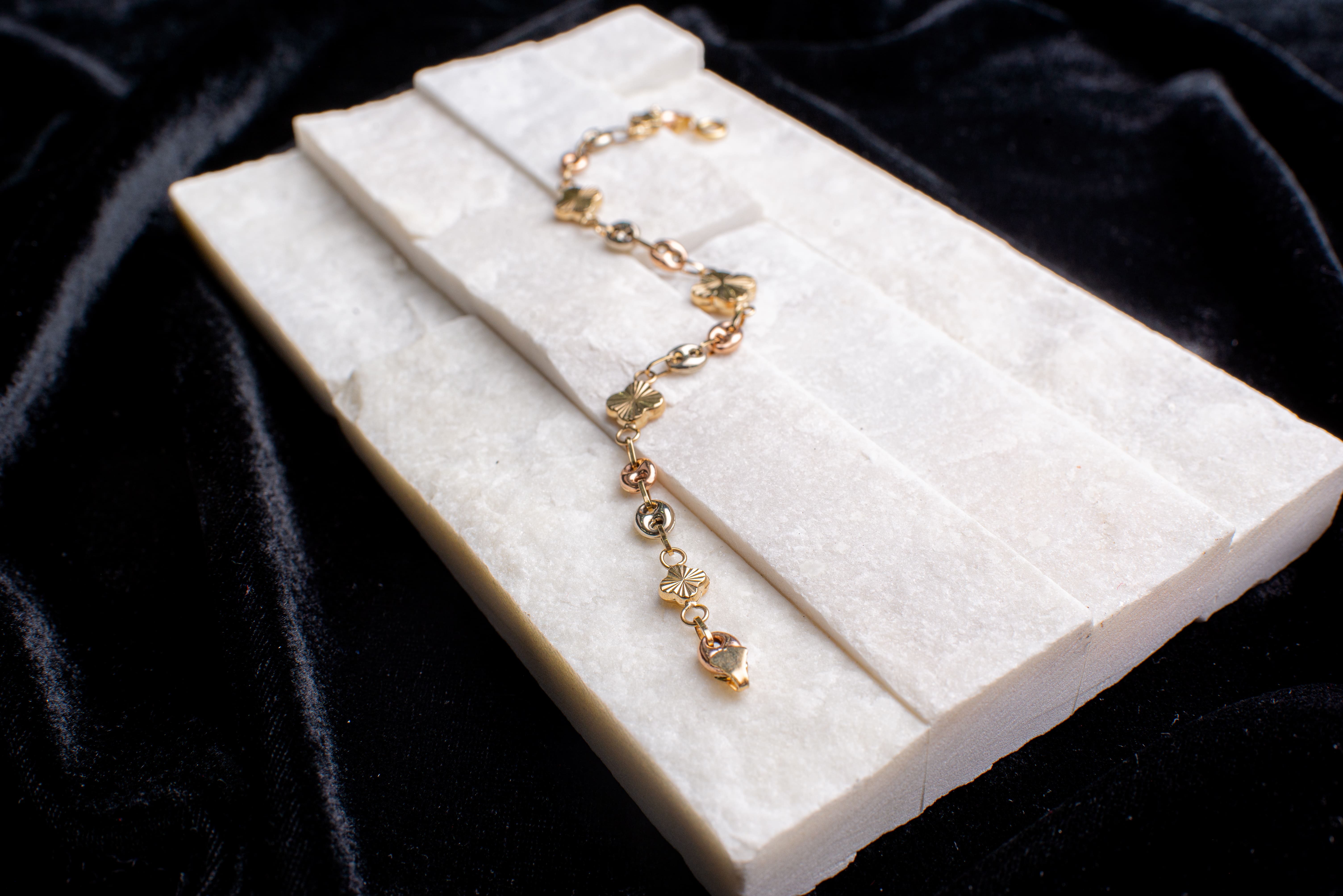 Pulsera Tres Oros Trébol Elegante Oro 18K