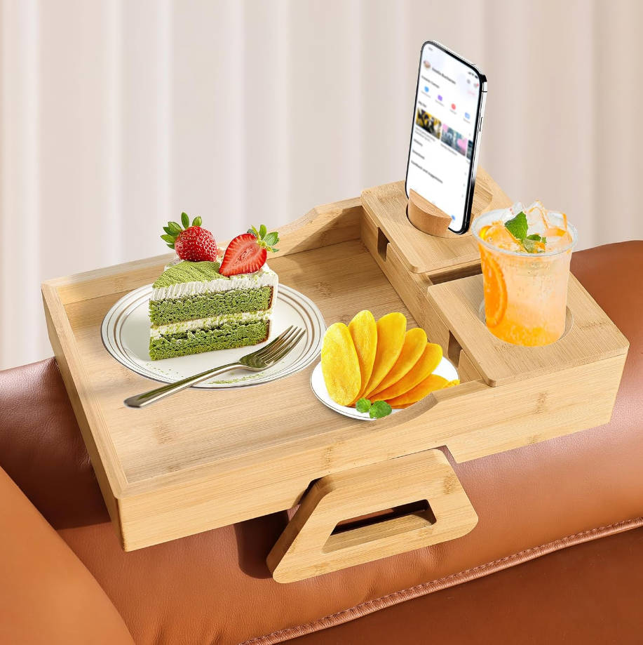 Mesa de bambú con reposabrazos para sofás anchos con clip plegable con soporte para teléfono giratorio de 360° y soporte para tazas, bandeja antideslizante para brazo de sofá para bebidas