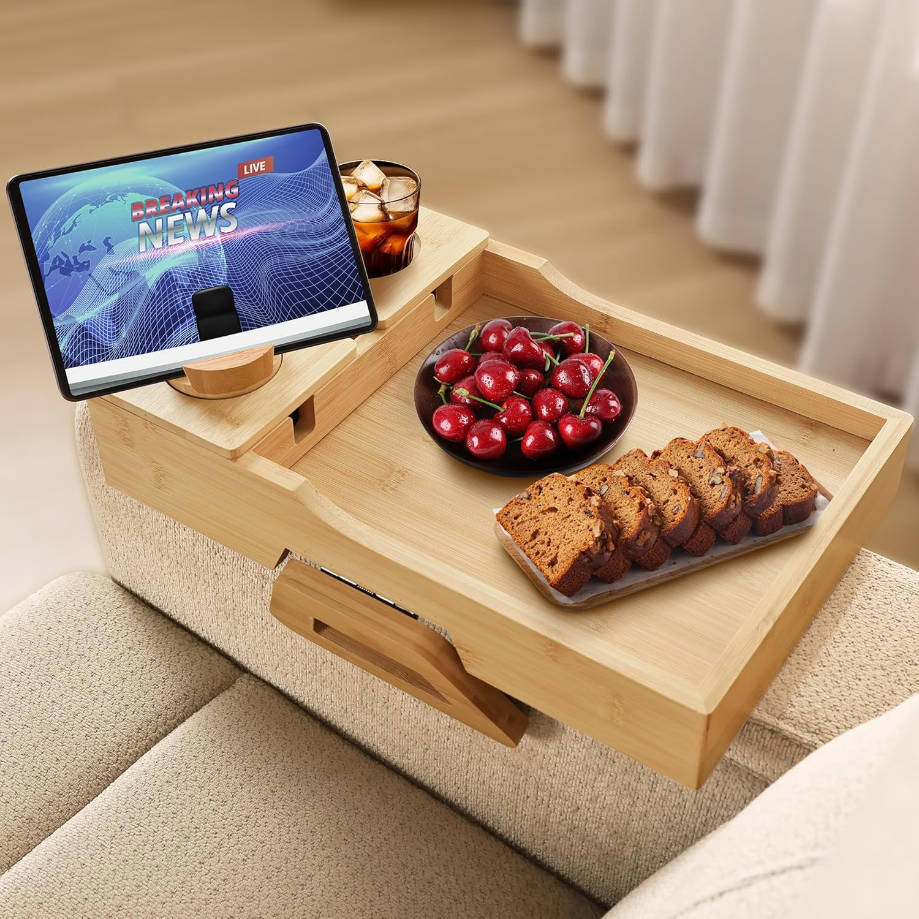 Mesa de bambú con reposabrazos para sofás anchos con clip plegable con soporte para teléfono giratorio de 360° y soporte para tazas, bandeja antideslizante para brazo de sofá para bebidas