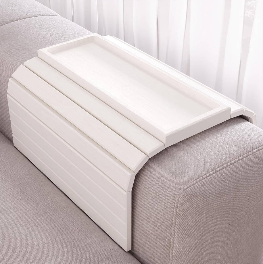 Bandeja de brazo de sofá, bandeja plegable de bambú para reposabrazos de sofá, con almohadilla antideslizante para bebidas, aperitivos, teléfono, control remoto (blanco)