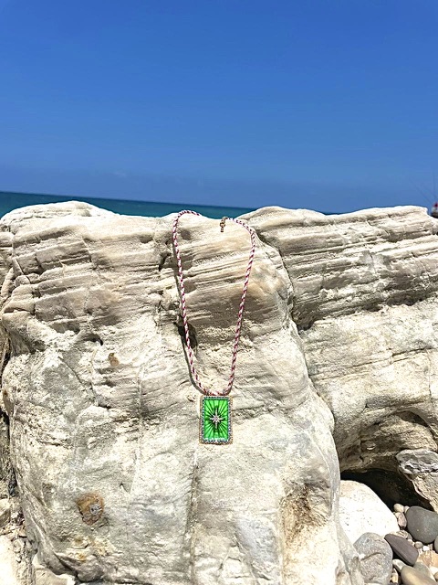 CORAL GREEN AURA NECKLACE