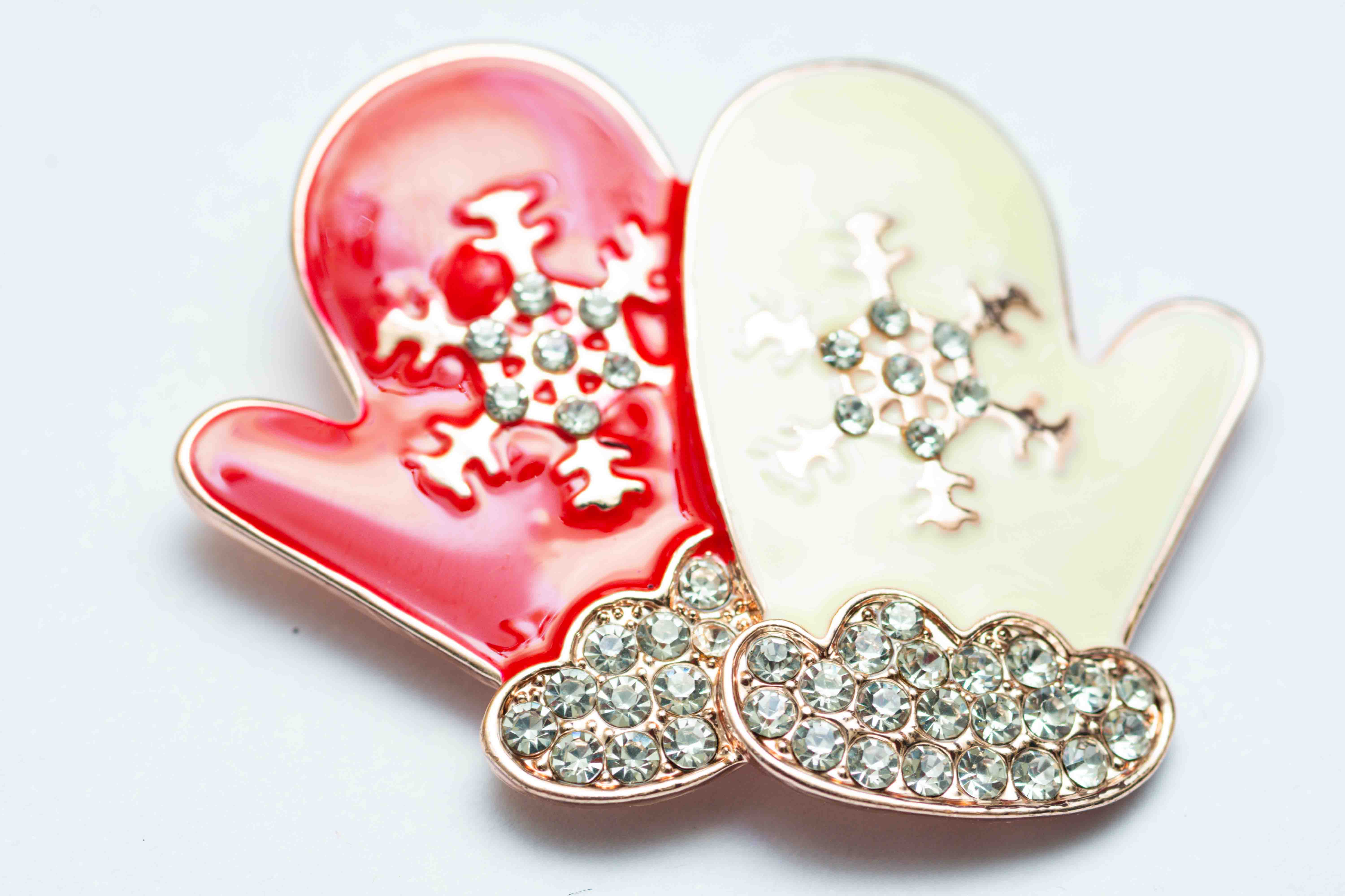 Snowflake Mittens – Christmas Edition Winter Brooch