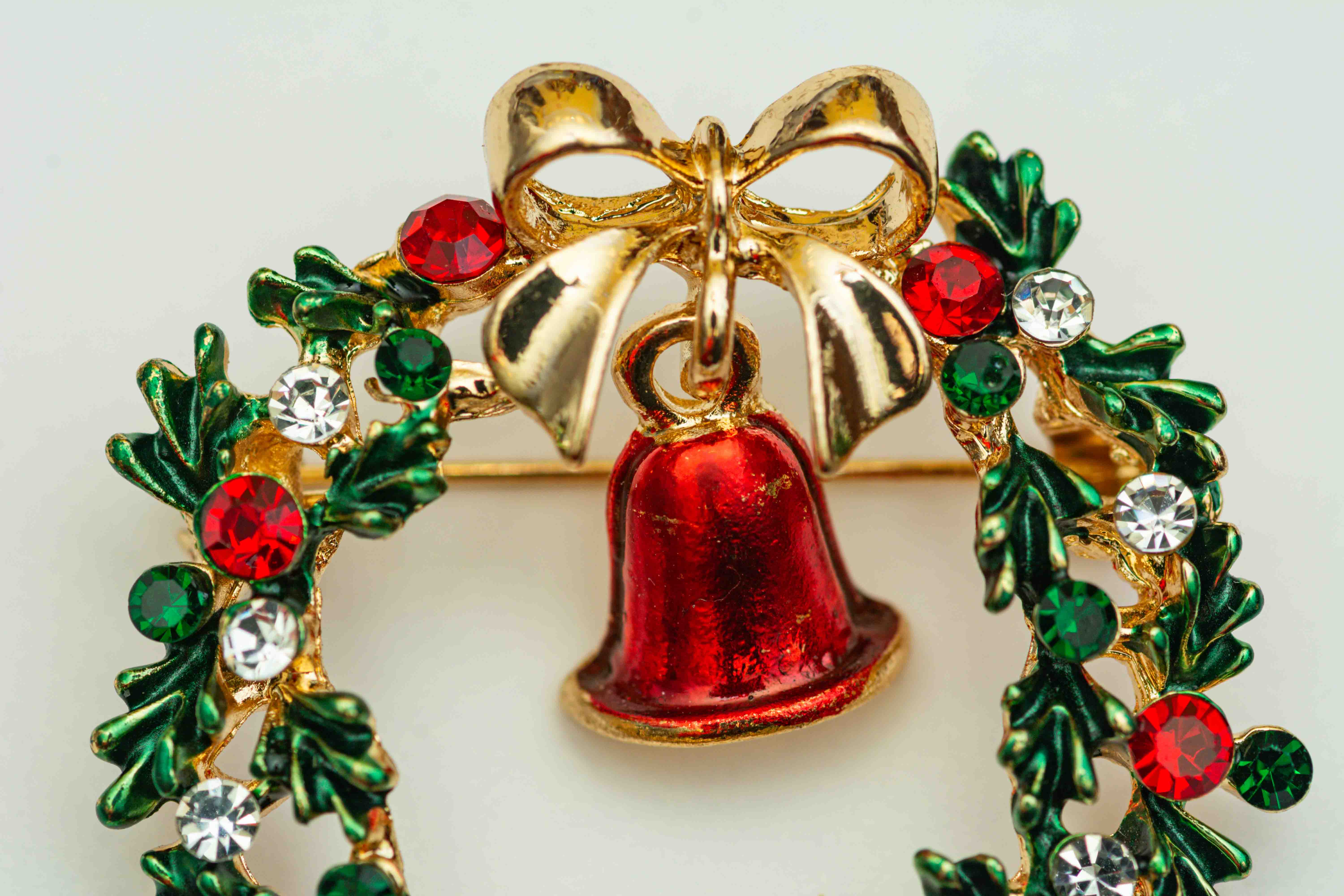 Wreath & dangling Bell Sparkle – Christmas Edition Brooch