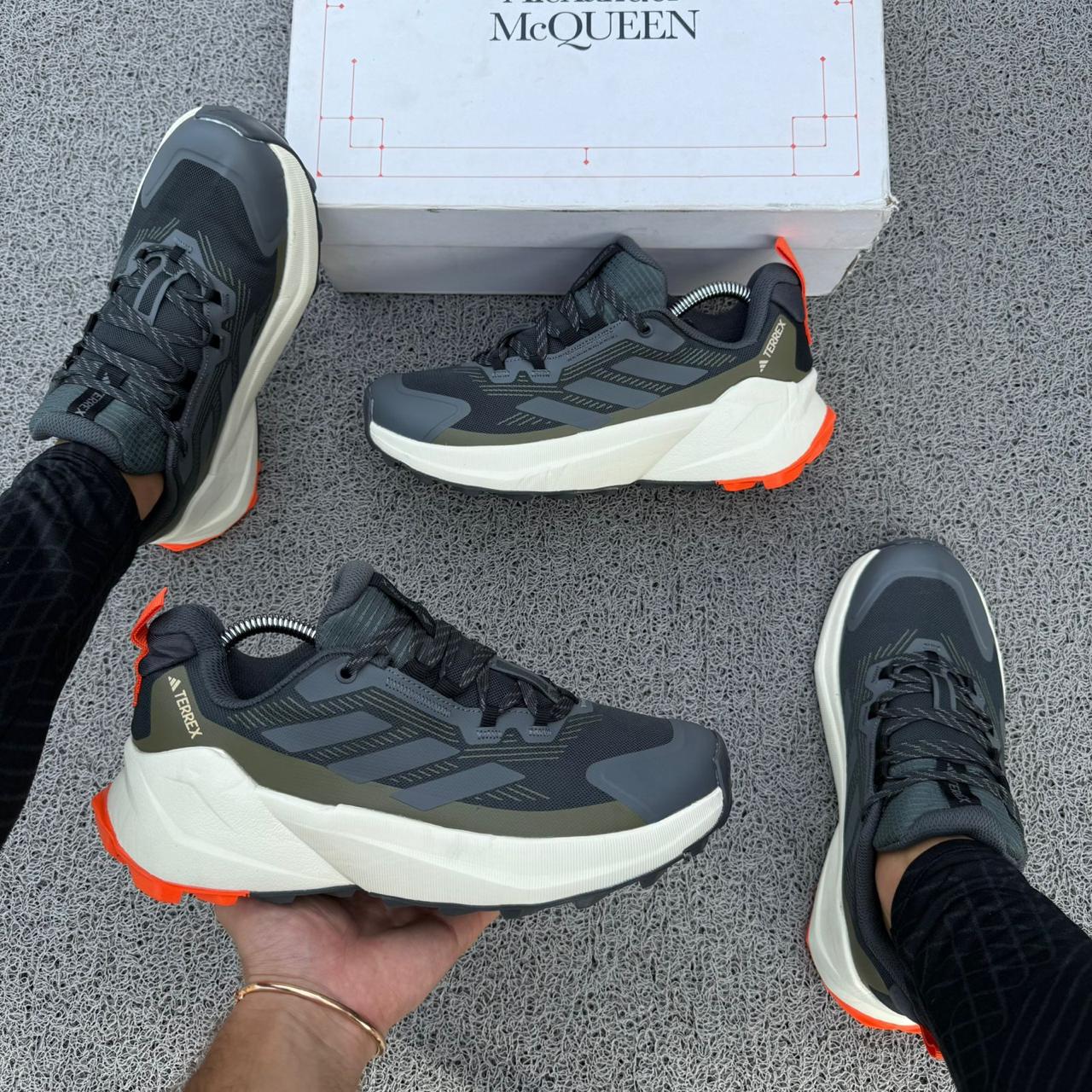 Tenis importados ADIDAS TERREX