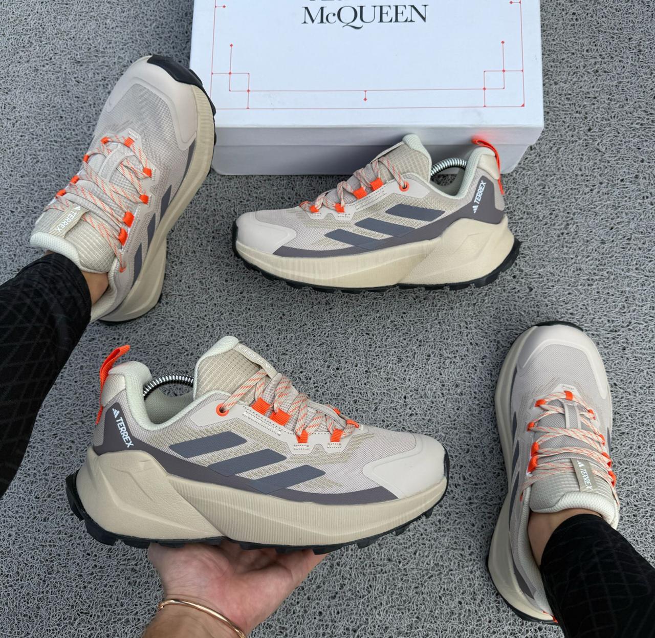 Tenis importados ADIDAS TERREX