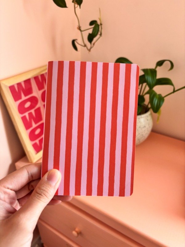 Cuaderno de rayas rojas y rosas