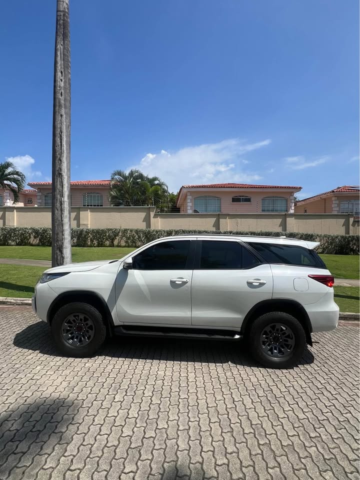 TOYOTA FORTUNER SW4 