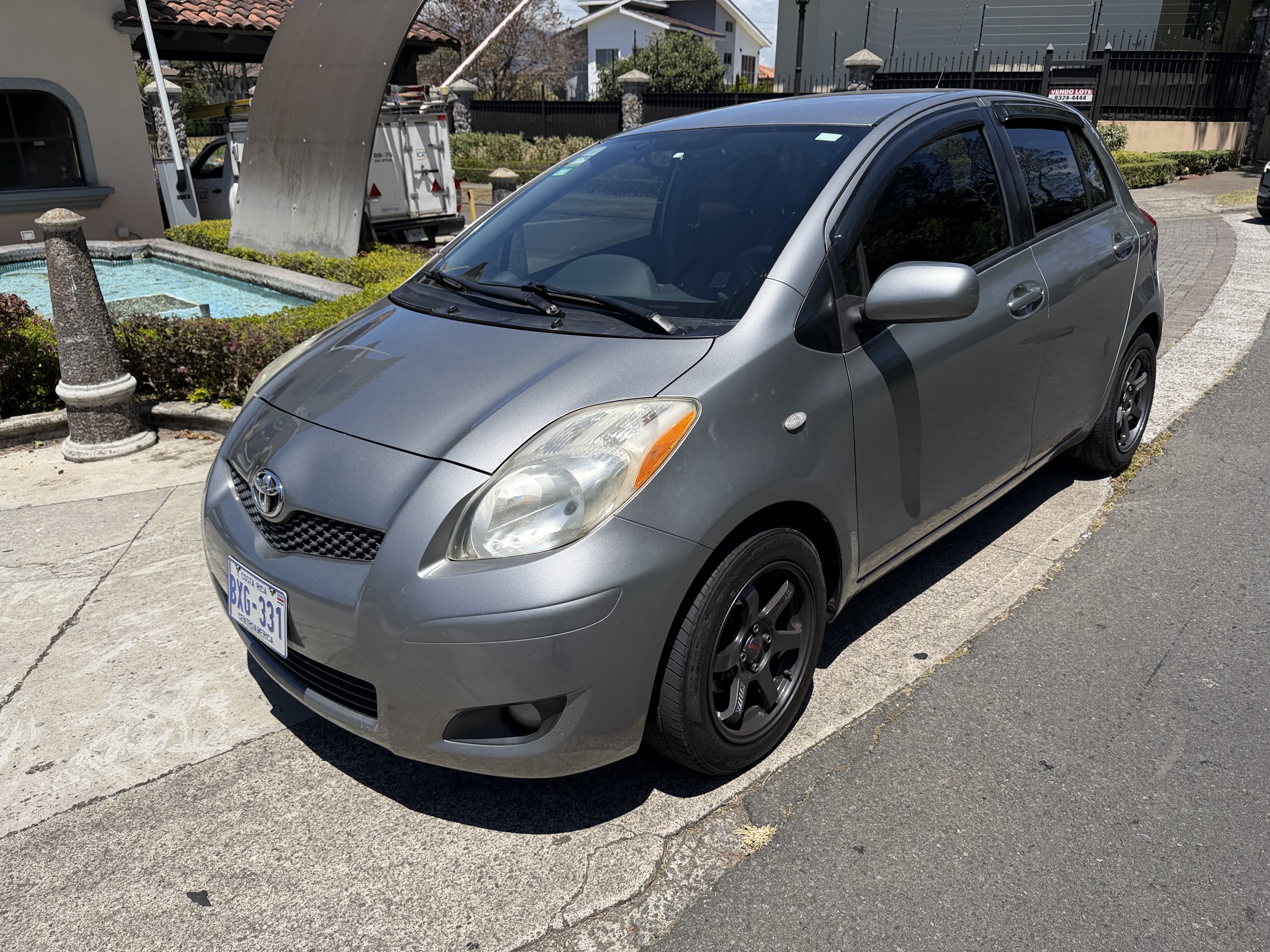 Toyota Yaris Hatchback 2011 Automático: Eficiencia y Conectividad Garantizada 🛡️
