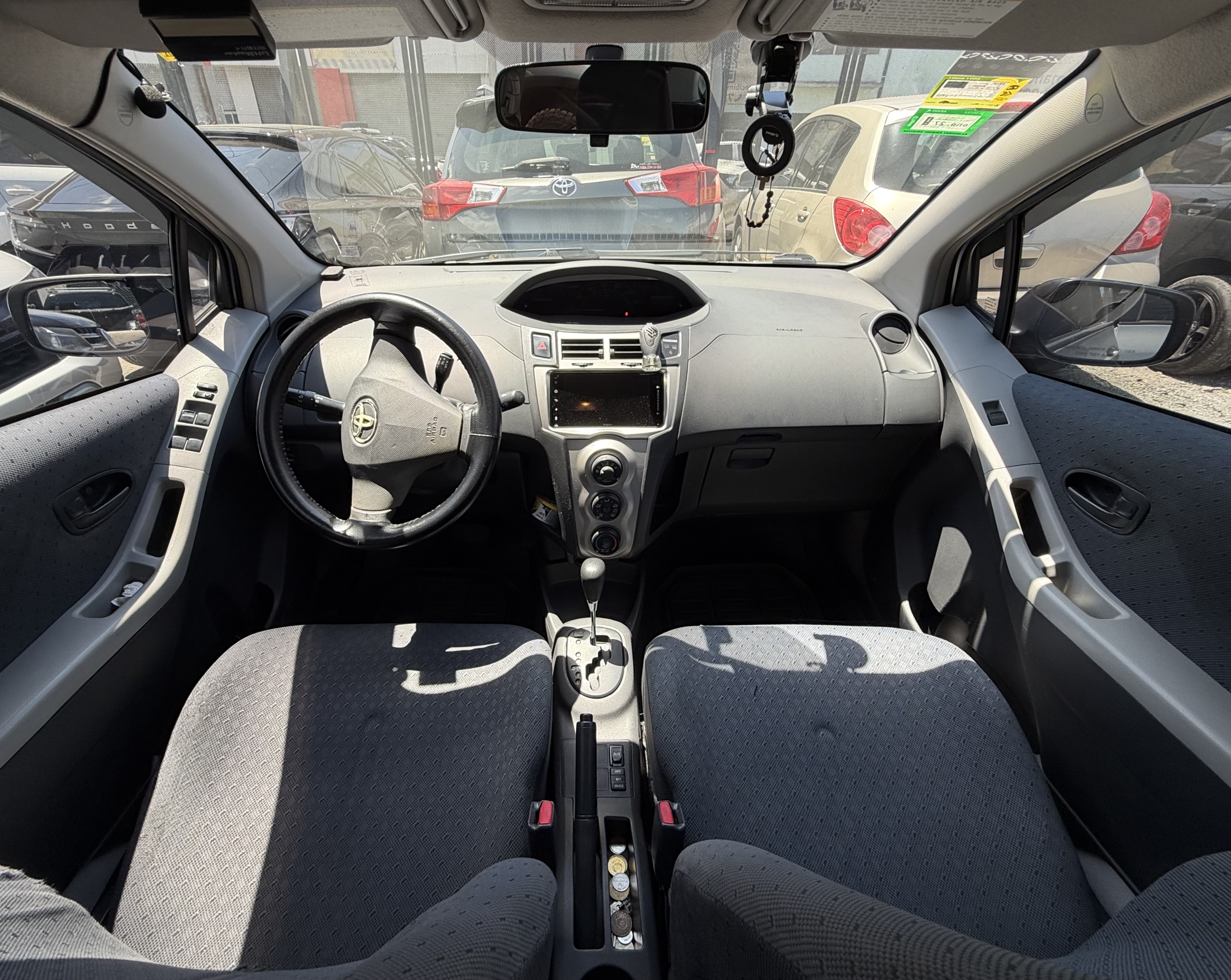 Toyota Yaris Hatchback 2011 Automático: Eficiencia y Conectividad Garantizada 🛡️