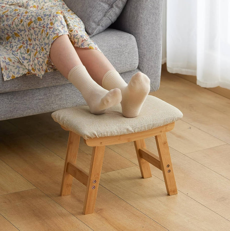 Taburete otomano para pies debajo del escritorio, taburete pequeño para sala de estar, dormitorio y cocina (patas naturales, superficie de taburete beige)