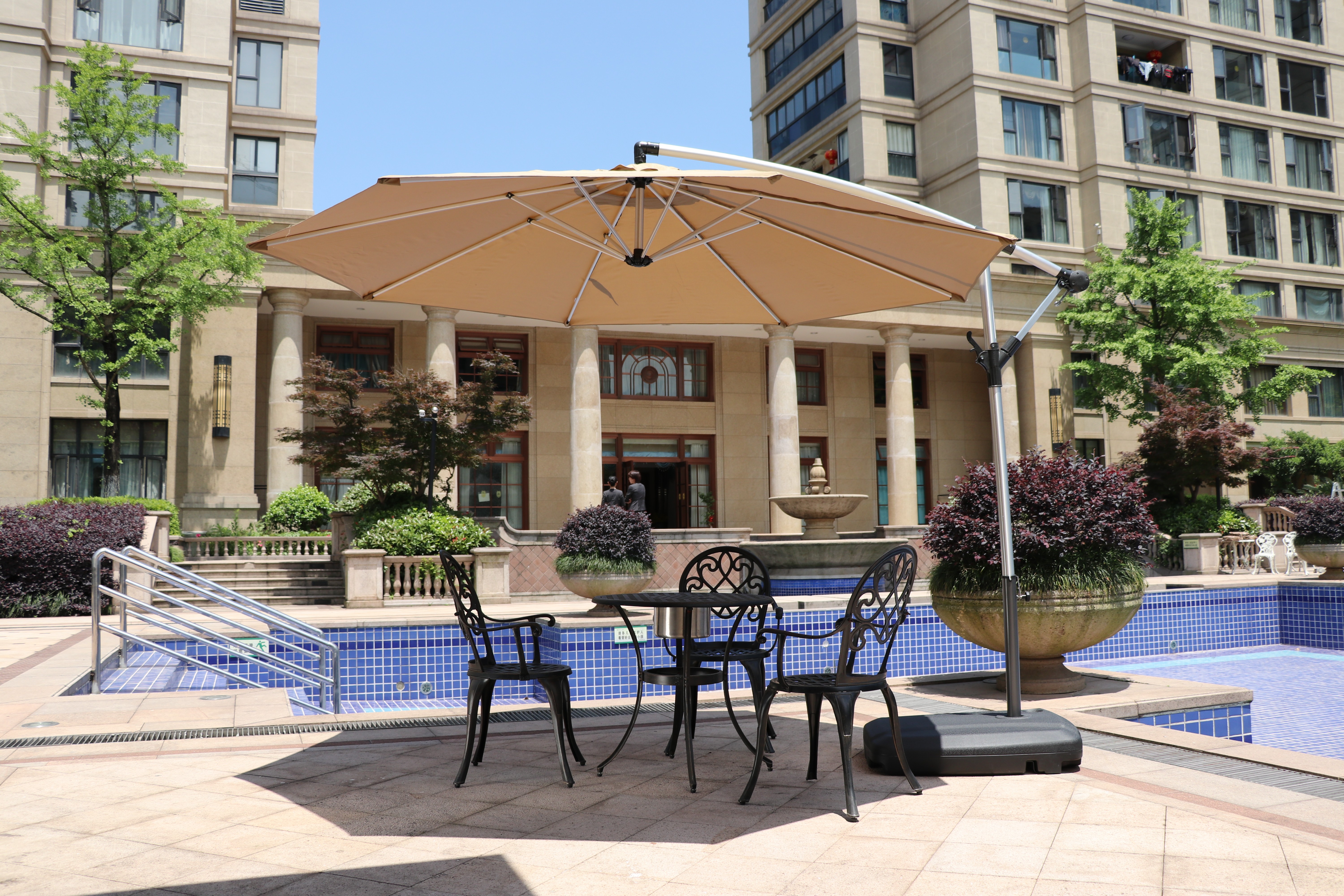 Design Weather Resistant Polyester Metal Banana Umbrella Resort Balcony Lawn Residence Pool Parasol Sombrilla
