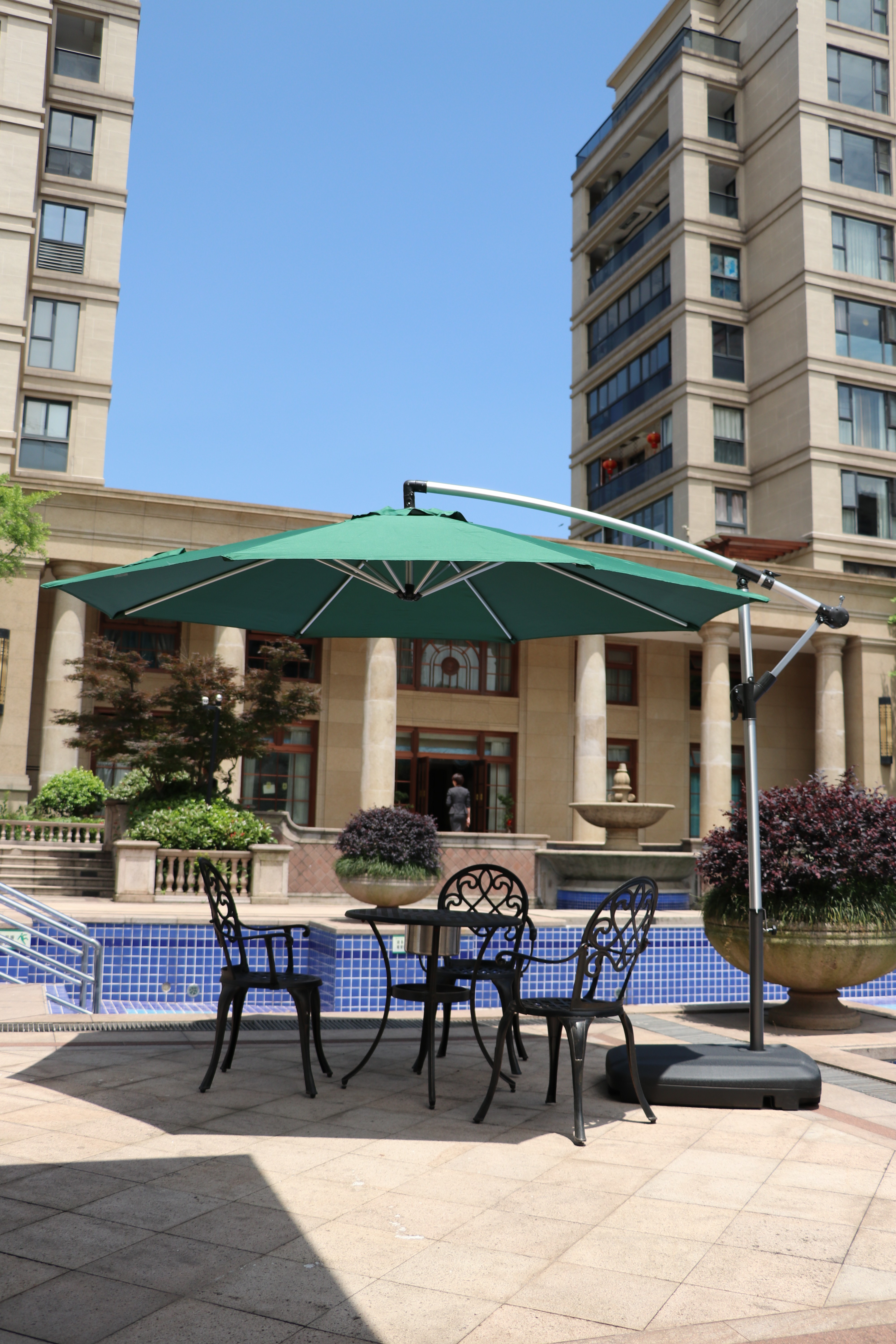 Design Weather Resistant Polyester Metal Banana Umbrella Resort Balcony Lawn Residence Pool Parasol Sombrilla
