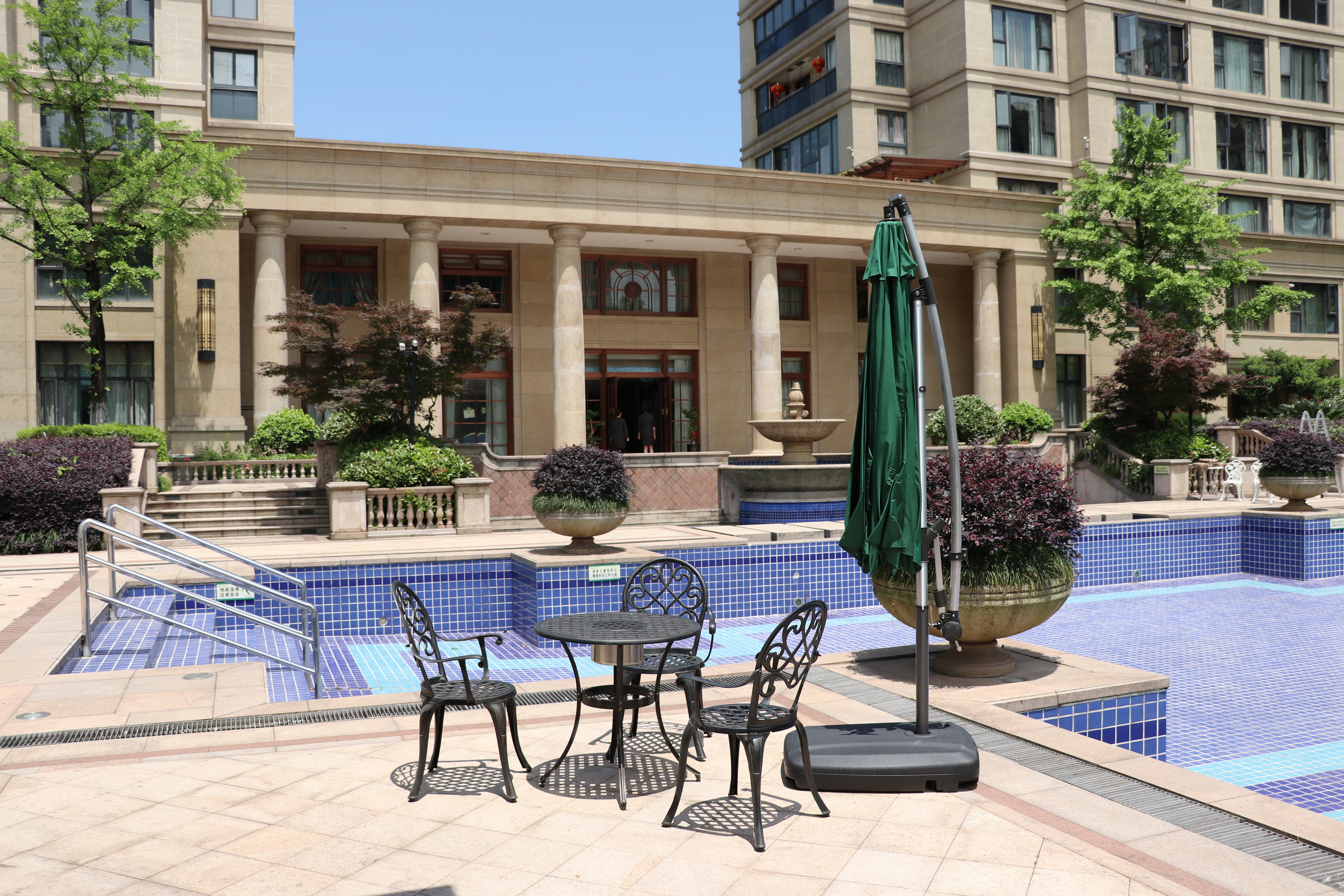 Design Weather Resistant Polyester Metal Banana Umbrella Resort Balcony Lawn Residence Pool Parasol Sombrilla
