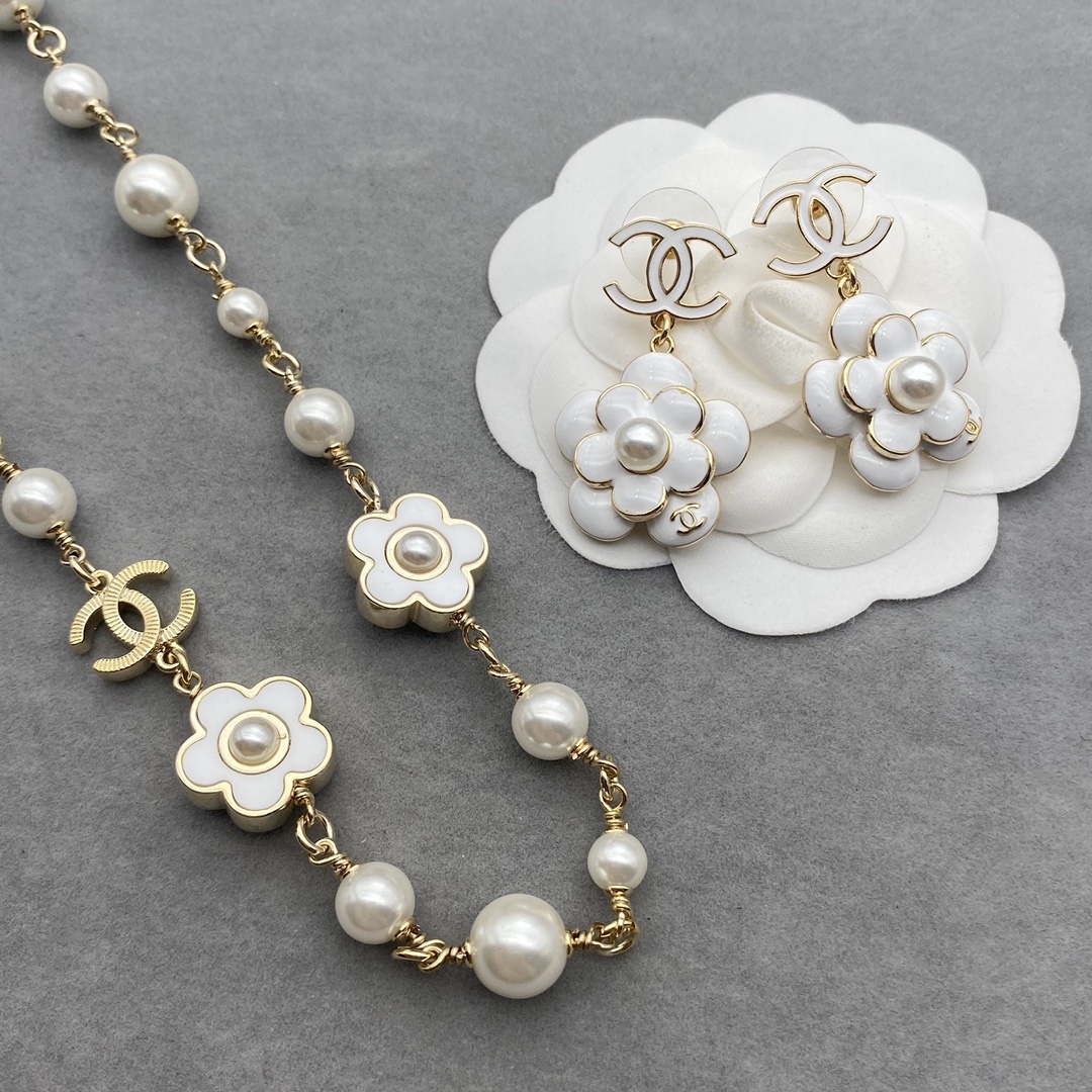  Gold-Toned Jewelry Set with Enamel, Pearl & Floral Motifs (Necklace, Earrings)