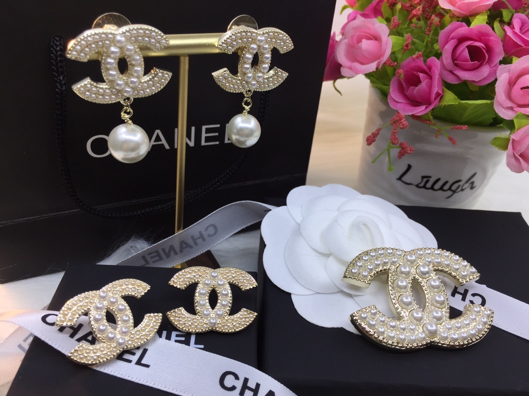 Gold-Toned Jewelry Set with Pearl & Crystal Motifs (2 Earring Styles, Brooch)