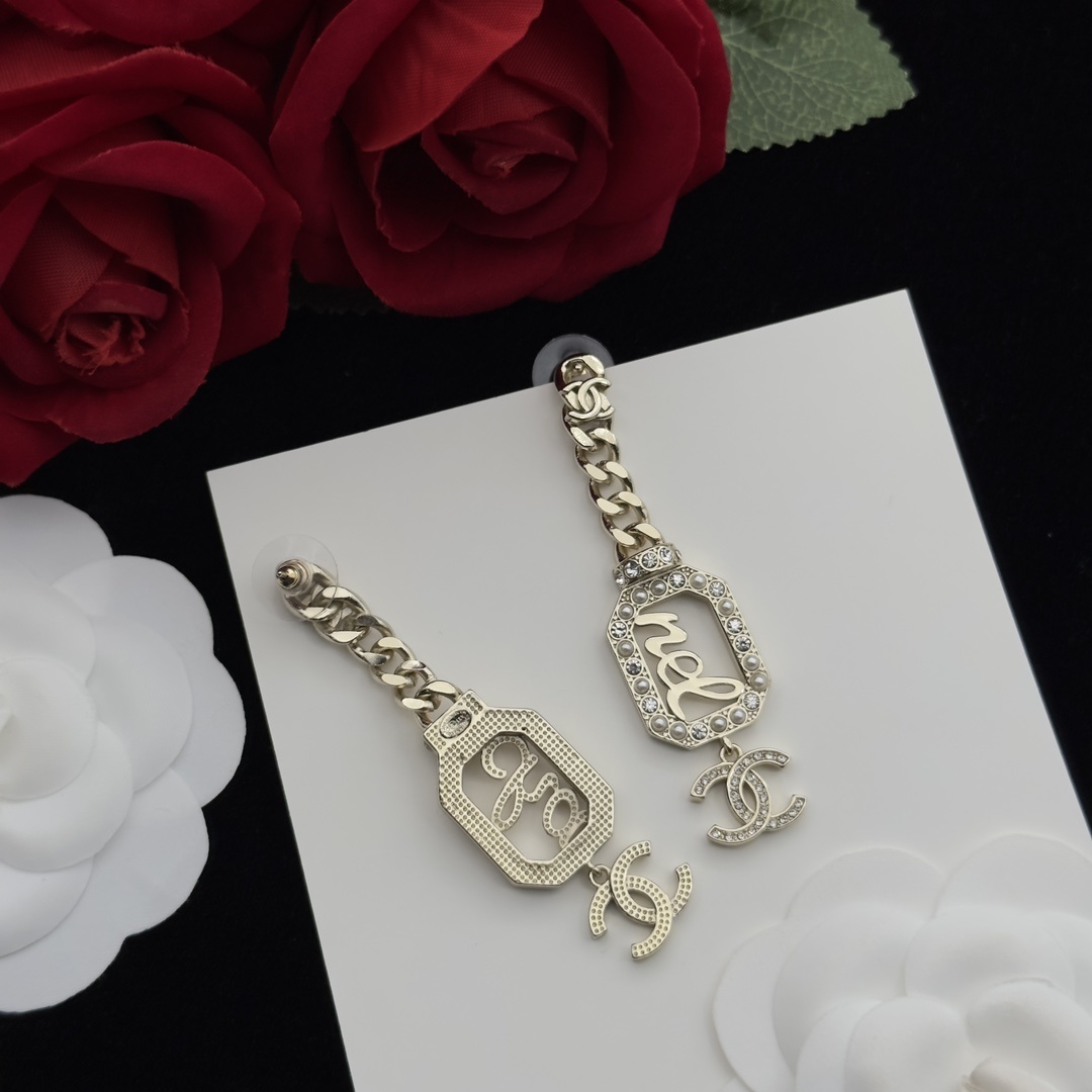 Gold-Toned Jewelry Set with Crystal-Encrusted Letter Motifs (Necklace, Earrings)